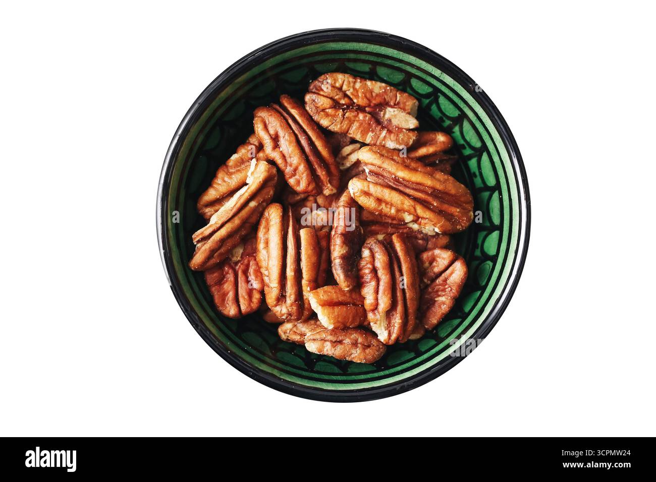 Noix de pécan dans un bol en céramique verte. Collation biologique saine et ingrédient naturel pour cuisiner ou cuire au four. Gros plan des noyaux de noix dans un plat rustique. Banque D'Images