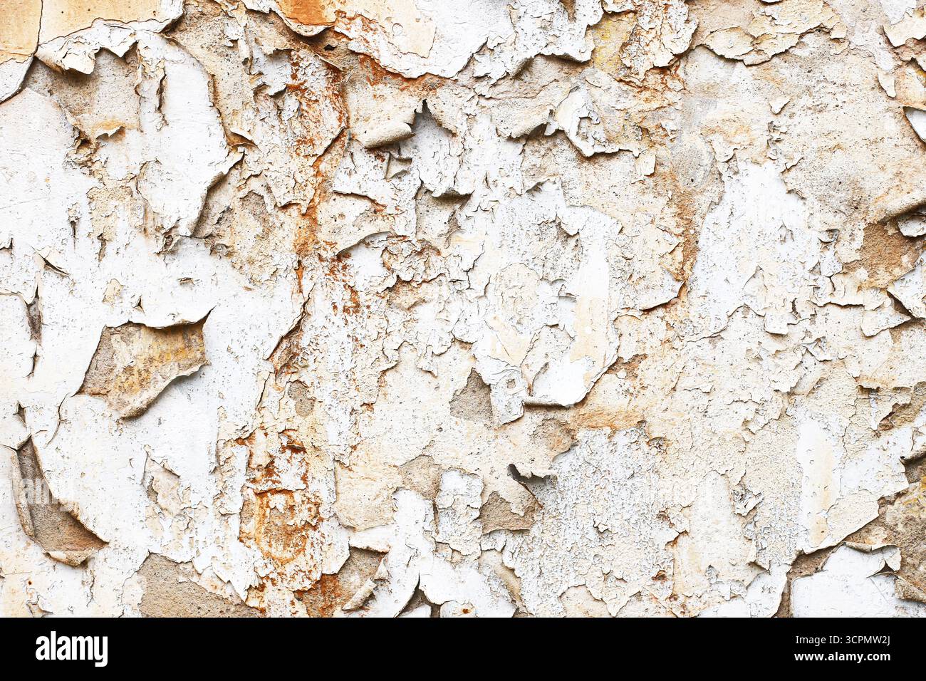 Peeling peinture sur mur industriel. Vieille surface grunge avec plâtre fissuré. Texture vintage pour la construction et l'architecture. Banque D'Images