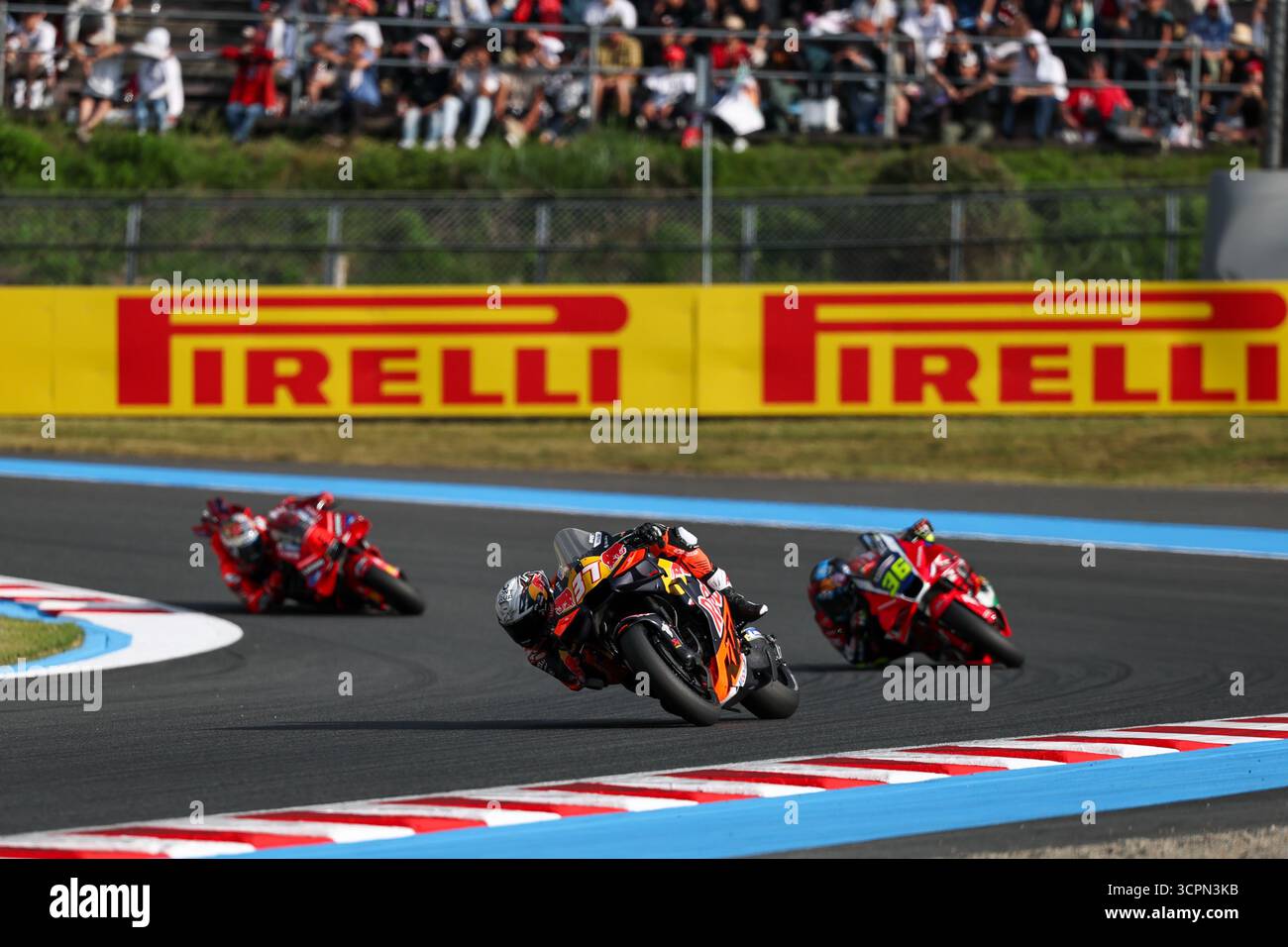 MOTEGI, JAPON - SEPTEMBRE 27 : Pedro Acosta d'Espagne au volant de la moto Red Bull KTM Factory Racing (37) pendant le sprint devant le MotoGP du Japon à Twin Ring Motegi le 27 septembre 2025 à Motegi, Japon. (Photo de Qian Jun) Banque D'Images