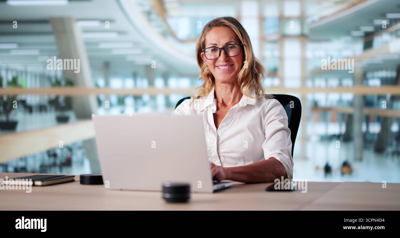 Session de bureau : femme participant à un webinaire en ligne sur ordinateur portable Banque D'Images