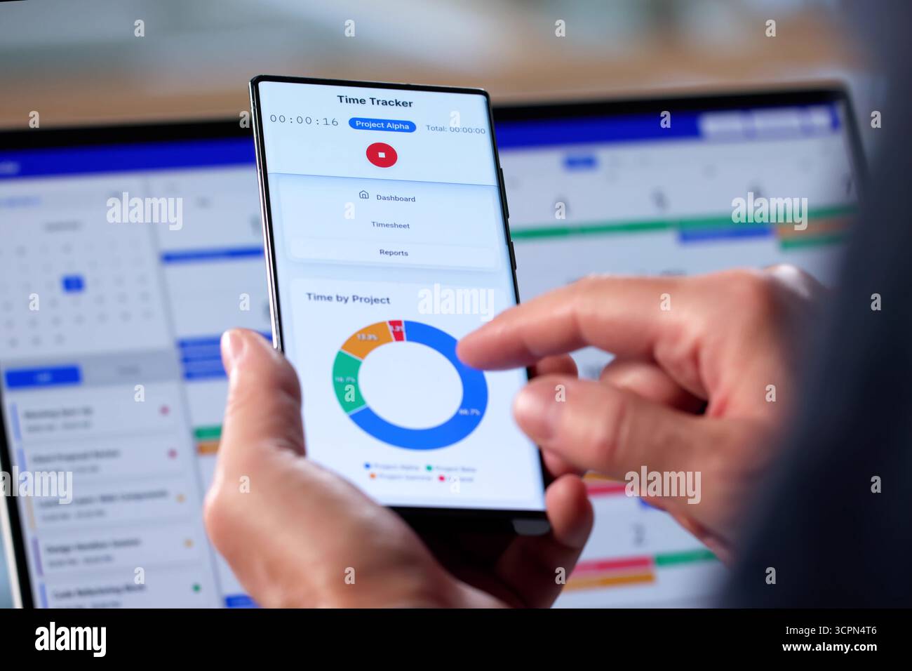 Homme senior utilisant l'application de gestion du temps numérique pour l'optimisation des affaires Banque D'Images