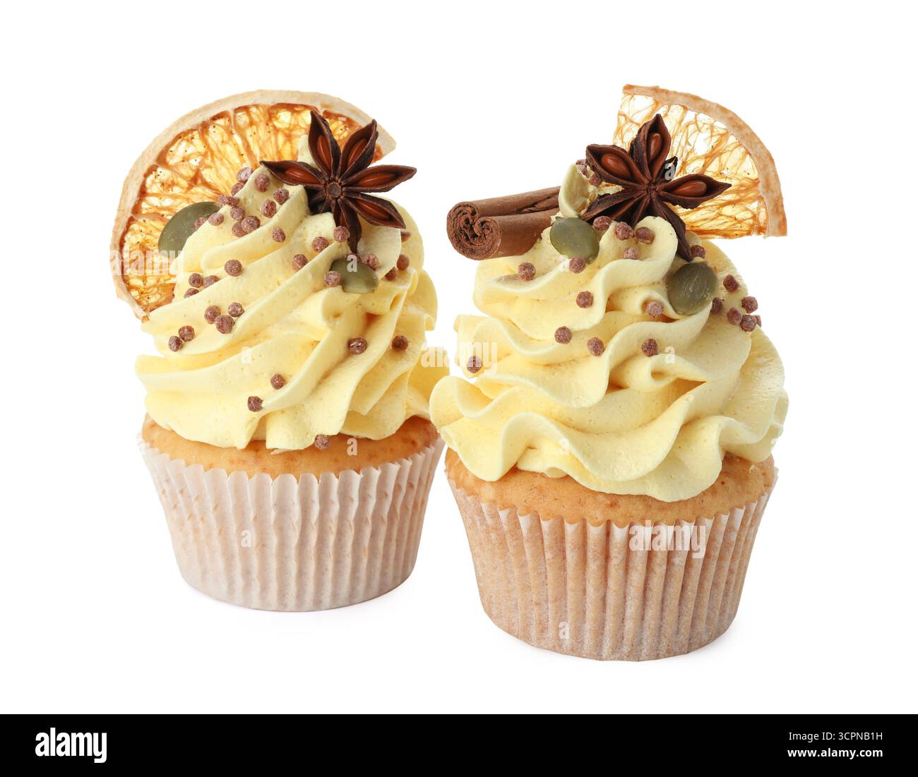 Délicieux cupcakes avec des saupoudrons et des épices isolés sur blanc. Ambiance automnale Banque D'Images