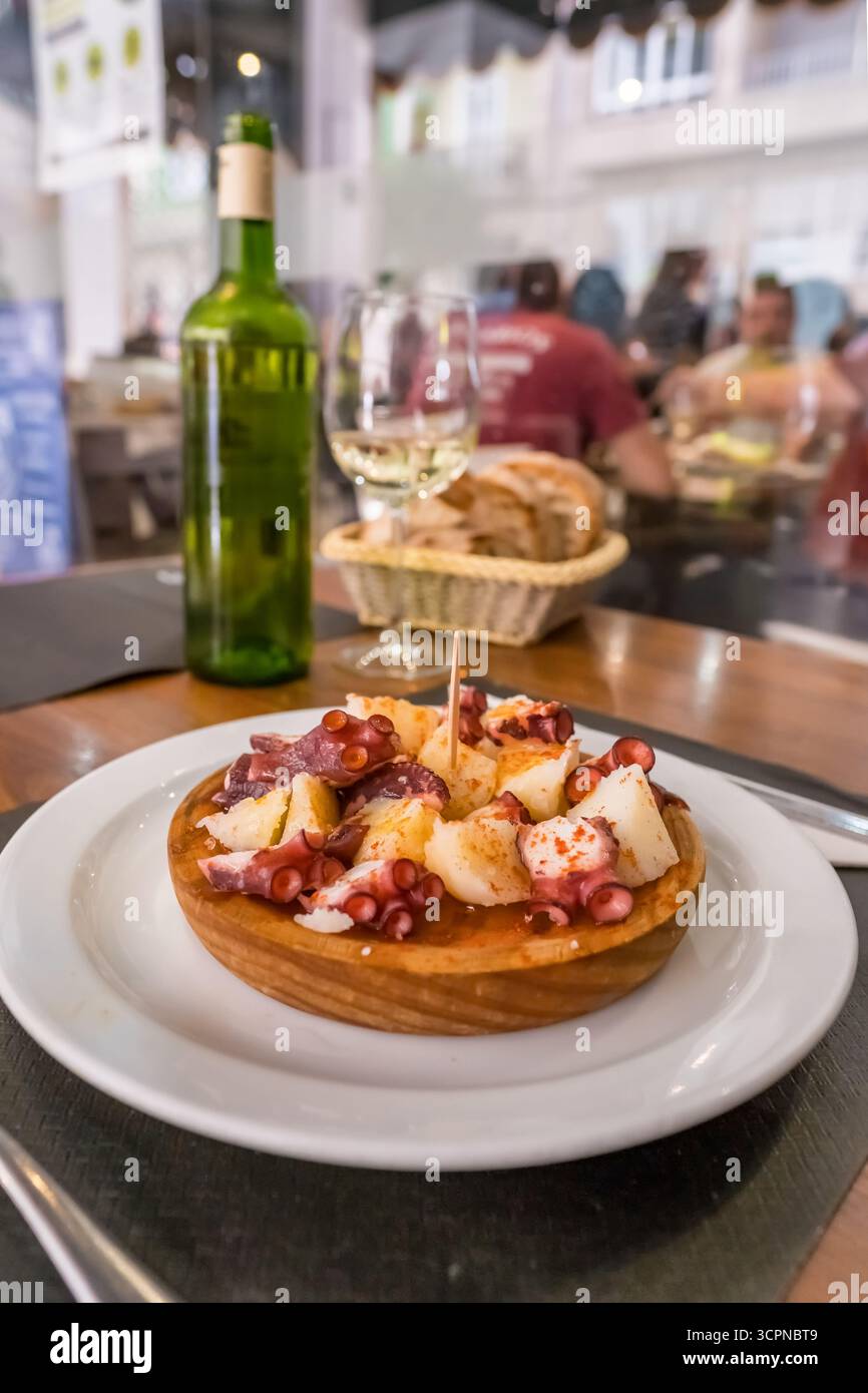 Polbo a feira, un plat traditionnel galicien de poulpe, dans le restaurant. Mets de fruits de mer populaires servis en Galice, Espagne, connue pour sa simplicité et son authenticité Banque D'Images