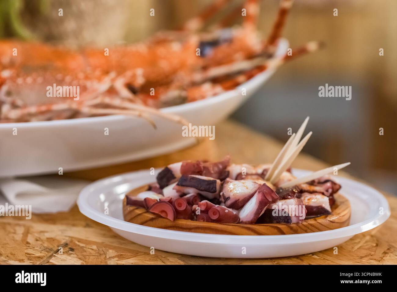 Polbo a feira, un plat traditionnel galicien de poulpe, dans le restaurant. Mets de fruits de mer populaires servis en Galice, Espagne, connue pour sa simplicité et son authenticité Banque D'Images
