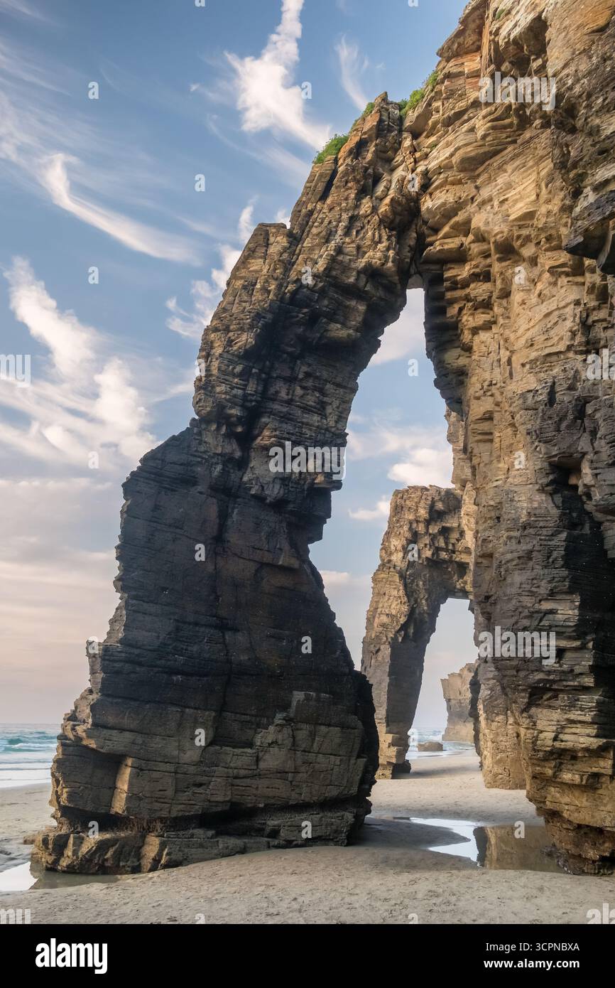 Arcs naturels de la plage Playa de Las Catedrales dans la région de Galice, au nord de l'Espagne. Belles formations de falaises sur la célèbre plage de Cathedral Beach, Cantabrie Banque D'Images