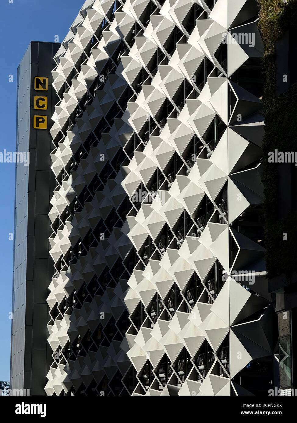 Abstrait de formes pyramidales projetant des ombres sur le côté du parking NCP dans le centre de Manchester - Image de stock capturée avec un smartphone