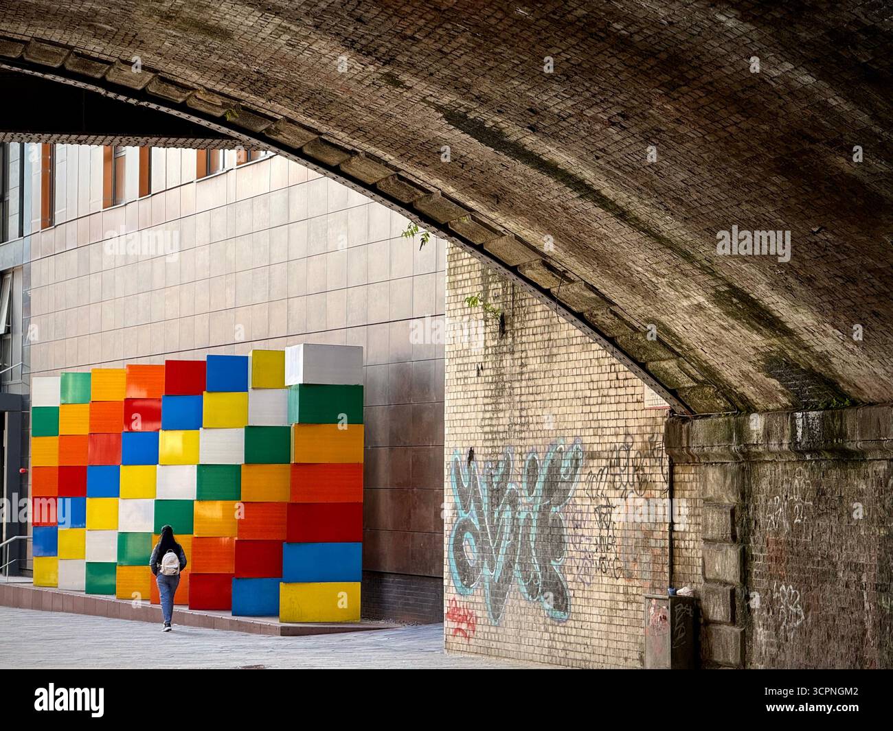Personne marchant devant la sculpture moderne de cubes colorés dans le centre-ville de Manchester - Image de stock capturée avec un smartphone