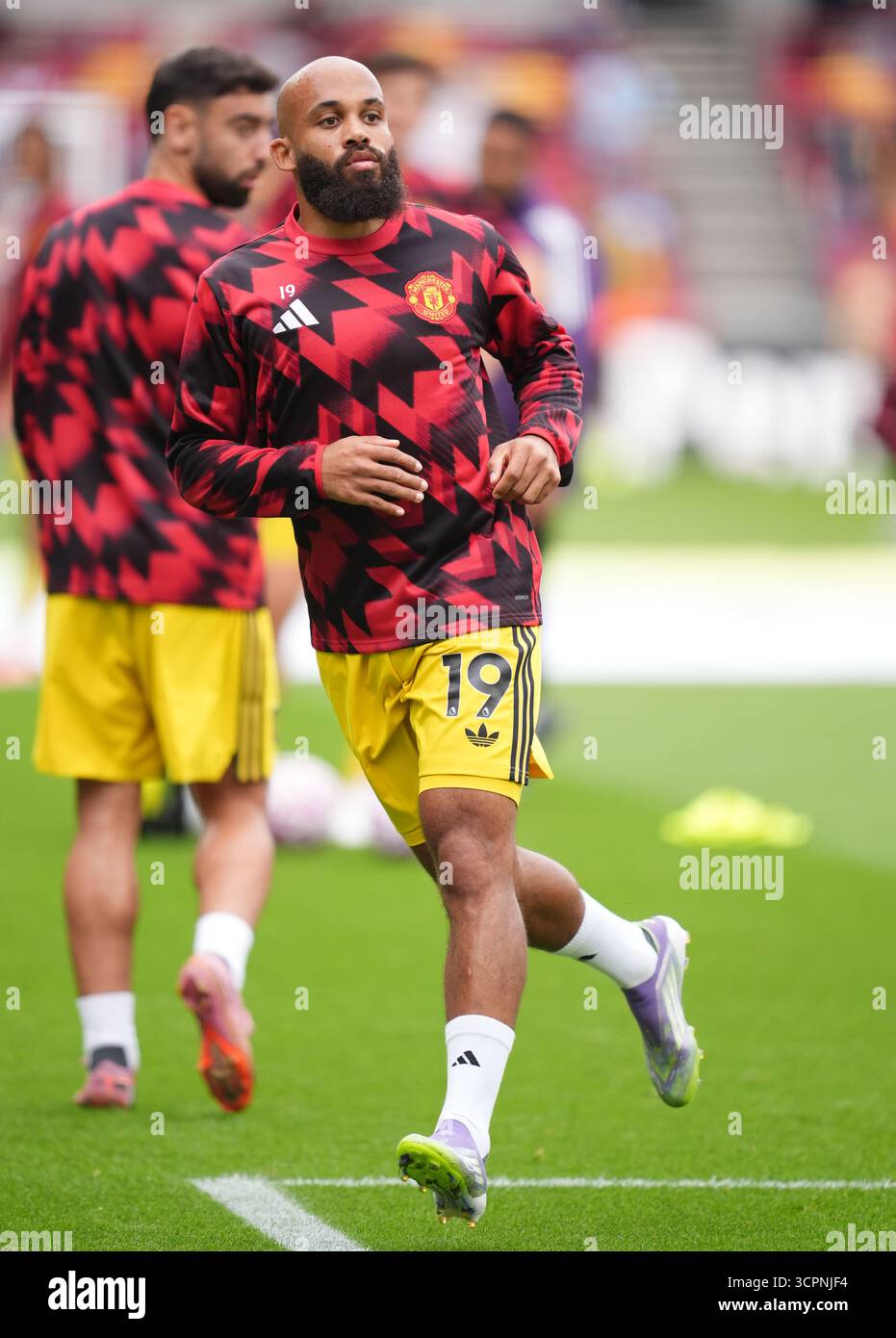 Bryan Mbeumo de Manchester United se réchauffe avant le match de premier League au Gtech Community Stadium de Londres. Date de la photo : samedi 27 septembre 2025. Banque D'Images