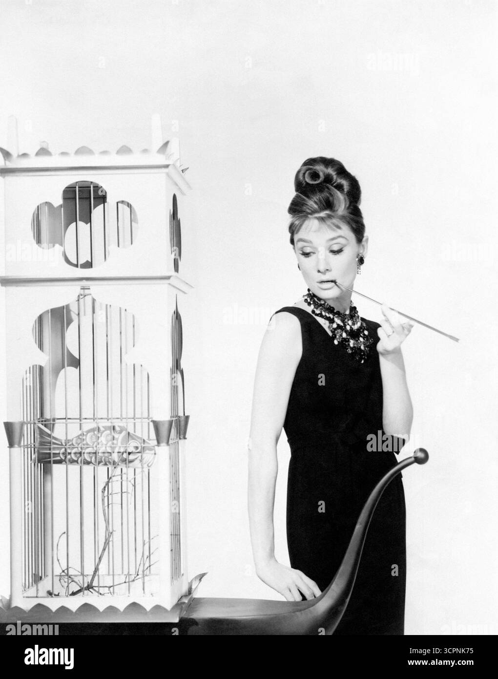 AUDREY HEPBURN dans LE PETIT DÉJEUNER À TIFFANY'S (1961), réalisé par BLAKE EDWARDS. Crédit : PHOTOS / Album PARAMOUNT Banque D'Images