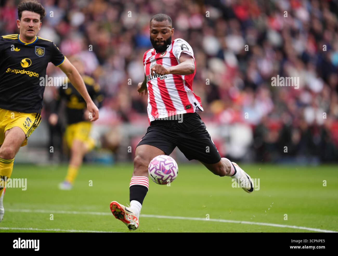 Igor Thiago de Brentford marque le premier but de son équipe lors du premier League match au Gtech Community Stadium de Londres. Date de la photo : samedi 27 septembre 2025. Banque D'Images