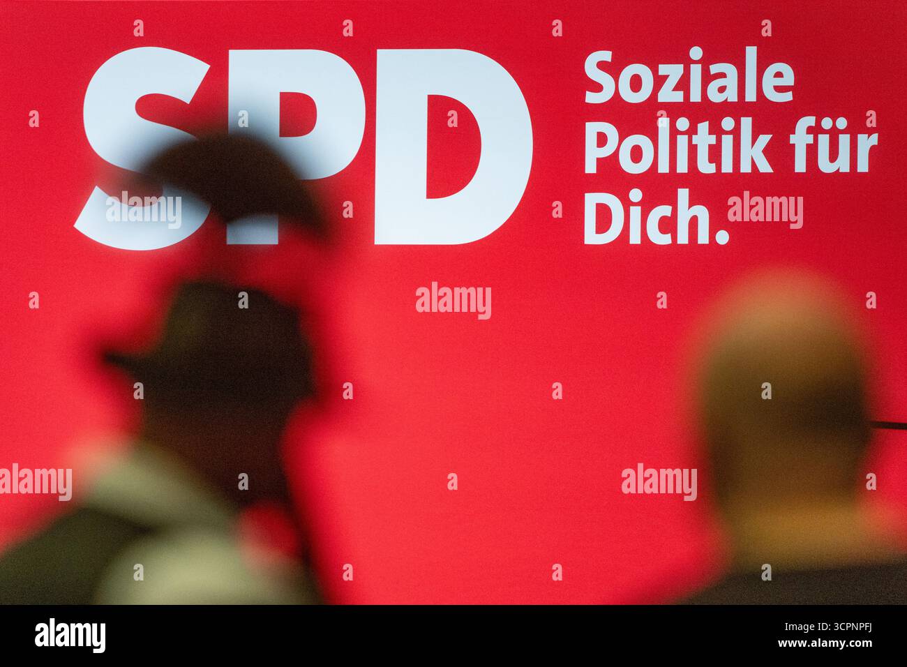 Landshut, Allemagne. 27 septembre 2025. Un homme en costume bavarois traditionnel se tient devant le logo du SPD lors de la conférence du parti SPD en Bavière. Crédit : Armin Weigel/dpa/Alamy Live News Banque D'Images