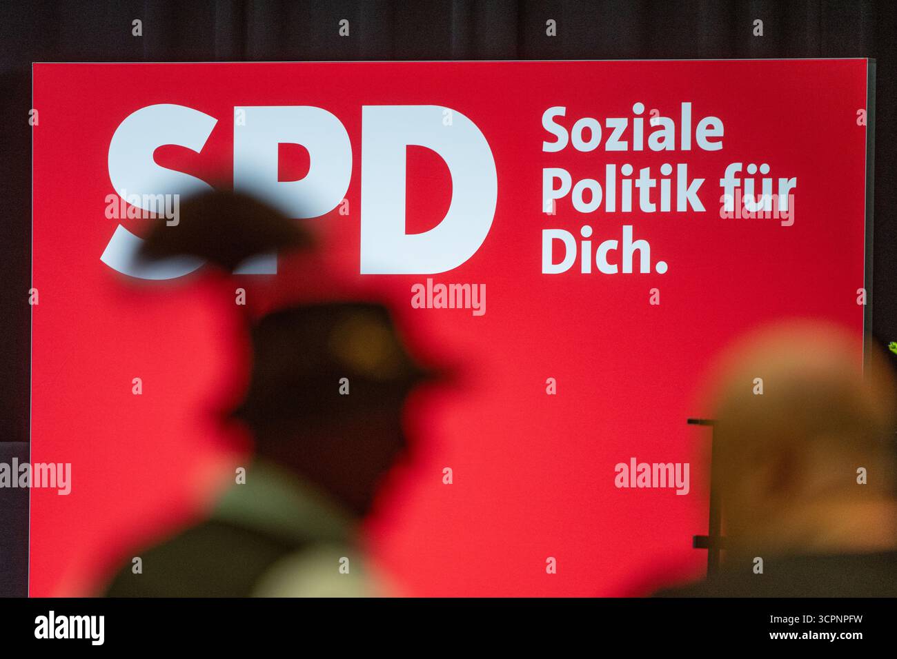 Landshut, Allemagne. 27 septembre 2025. Un homme en costume bavarois traditionnel se tient devant le logo du SPD lors de la conférence du parti SPD en Bavière. Crédit : Armin Weigel/dpa/Alamy Live News Banque D'Images