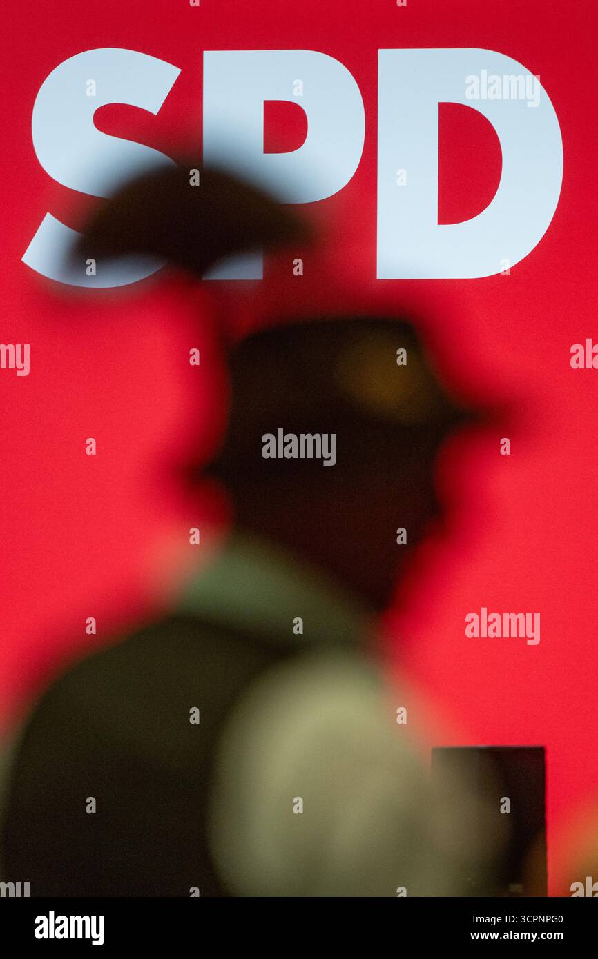 Landshut, Allemagne. 27 septembre 2025. Un homme en costume bavarois traditionnel se tient devant le logo du SPD lors de la conférence du parti SPD en Bavière. Crédit : Armin Weigel/dpa/Alamy Live News Banque D'Images