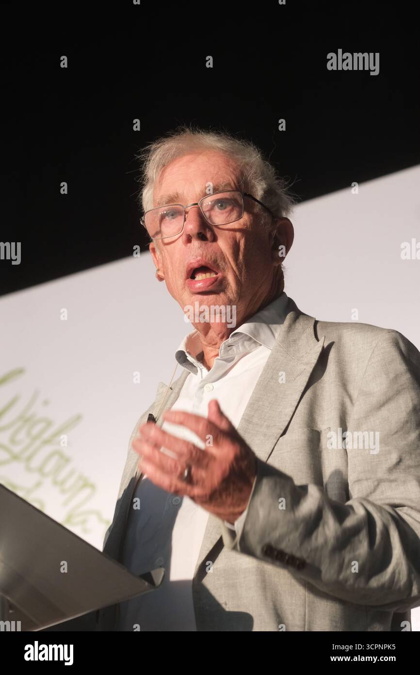 Wigtown Book Festival, Wigtown, Galloway, Écosse – samedi 27 septembre 2025 – Sir John Kay économiste et auteur prononçant la Conférence James Mirrlees sur le thème des grandes entreprises et une crise de légitimité - photo Steven May / Alamy Live News Banque D'Images
