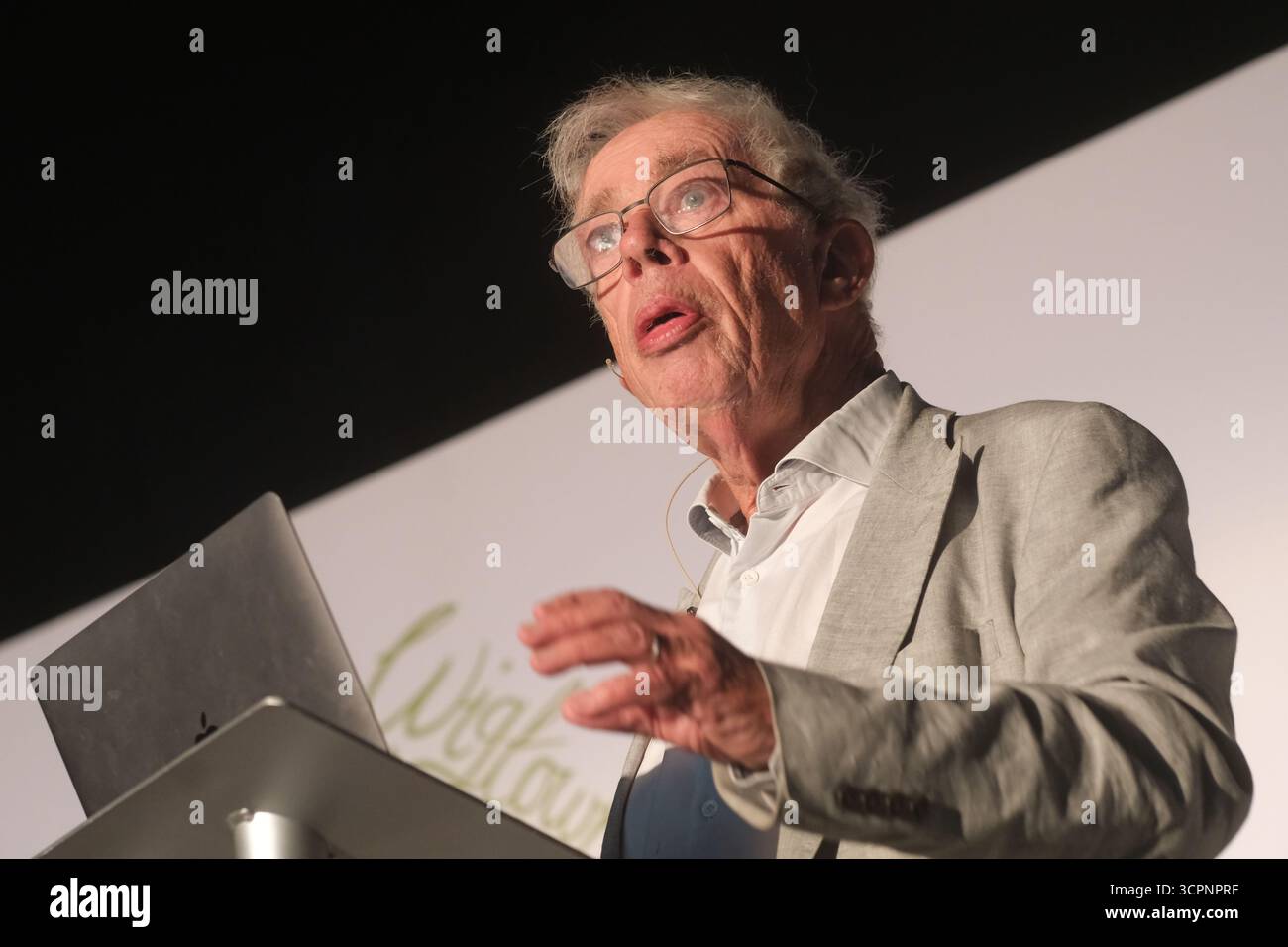 Festival du livre de Wigtown, Wigtown, Galloway, Écosse – samedi 27 septembre 2025 – Sir John Kay économiste et auteur prononçant la Conférence James Mirrlees sur le thème des grandes entreprises et une crise de légitimité. Photo Steven May / Alamy Live News Banque D'Images