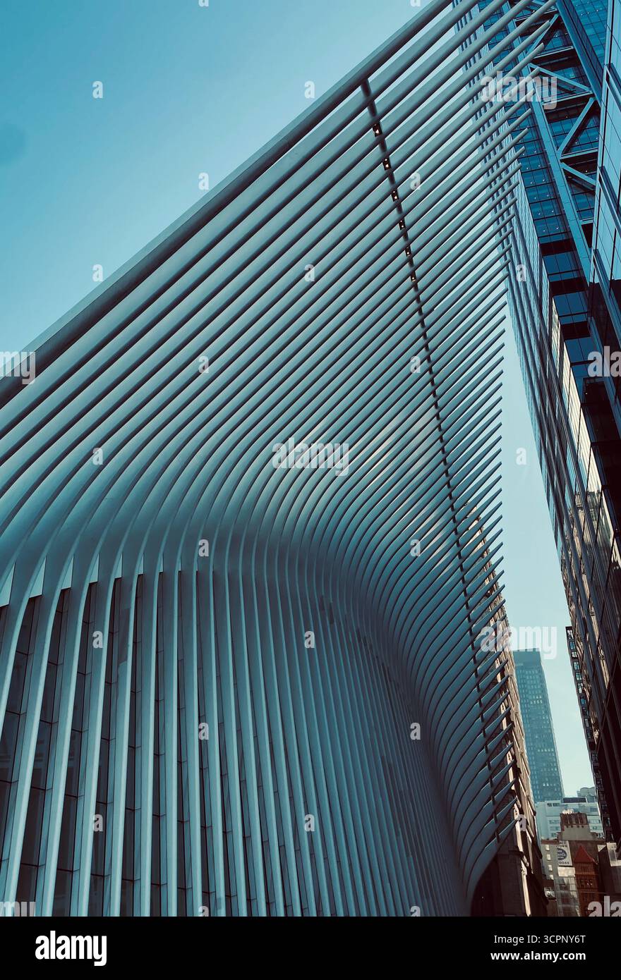 Extérieur Oculus avec poutres blanches et gratte-ciel en verre à New York. Banque D'Images
