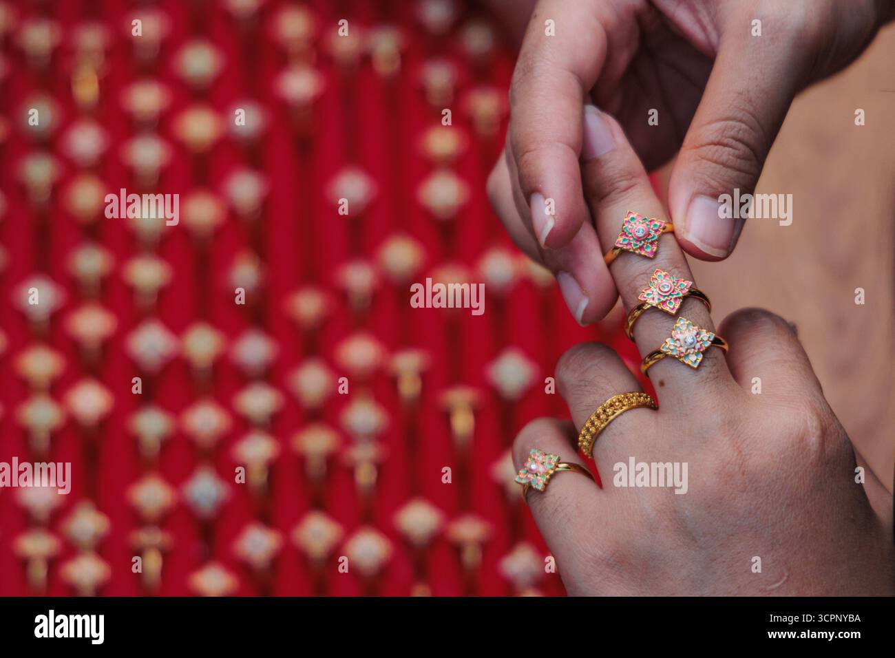Bangkok, Thaïlande. 25 septembre 2025. Anneaux en laiton plaqué or qui sont fabriqués à la main avec un vieux style traditionnel par Office of Traditional Arts vu essayé par les touristes dans le temple de Sutat pendant le Festival culturel thaïlandais. La danse Khon est un art de la scène qui combine des éléments musicaux, vocaux, littéraires, de danse, rituels et artisanaux. Crédit : SOPA images Limited/Alamy Live News Banque D'Images