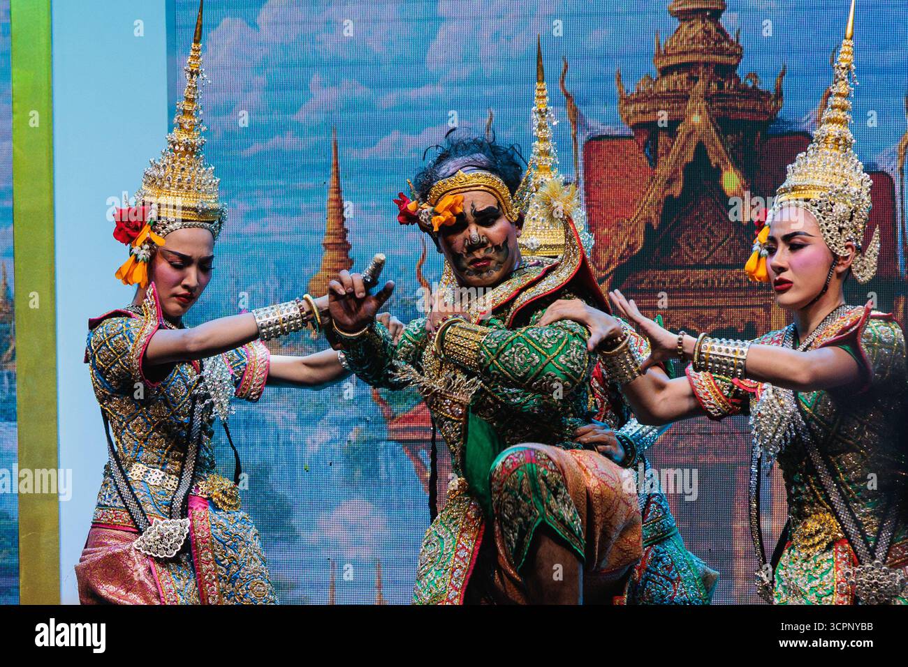 Bangkok, Thaïlande. 25 septembre 2025. Les artistes vus habillés comme le personnage fictif de l'épopée nationale thaïlandaise 'Ramakien' et interprétant la danse Khon dans le temple de Sutat pendant le Festival culturel thaïlandais. La danse Khon est un art de la scène qui combine des éléments musicaux, vocaux, littéraires, de danse, rituels et artisanaux. Crédit : SOPA images Limited/Alamy Live News Banque D'Images