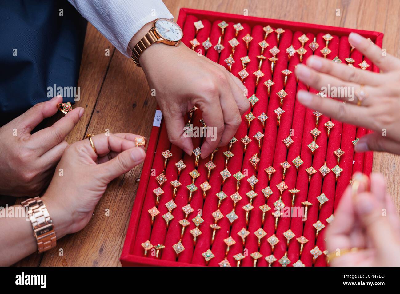 Bangkok, Thaïlande. 25 septembre 2025. Anneaux en laiton plaqué or qui sont fabriqués à la main avec un vieux style traditionnel par Office of Traditional Arts vu essayé par les touristes dans le temple de Sutat pendant le Festival culturel thaïlandais. La danse Khon est un art de la scène qui combine des éléments musicaux, vocaux, littéraires, de danse, rituels et artisanaux. Crédit : SOPA images Limited/Alamy Live News Banque D'Images