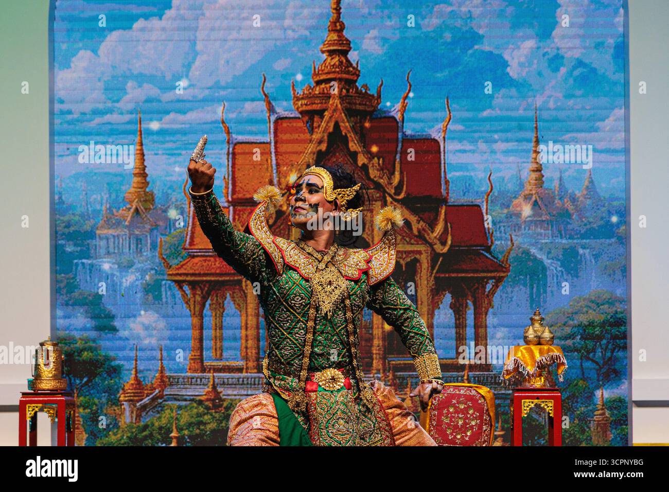 Bangkok, Thaïlande. 25 septembre 2025. Un artiste vu habillé comme le personnage fictif de l'épopée nationale thaïlandaise 'Ramakien' et exécutant la danse Khon dans le temple de Sutat pendant le Festival culturel thaïlandais. La danse Khon est un art de la scène qui combine des éléments musicaux, vocaux, littéraires, de danse, rituels et artisanaux. Crédit : SOPA images Limited/Alamy Live News Banque D'Images