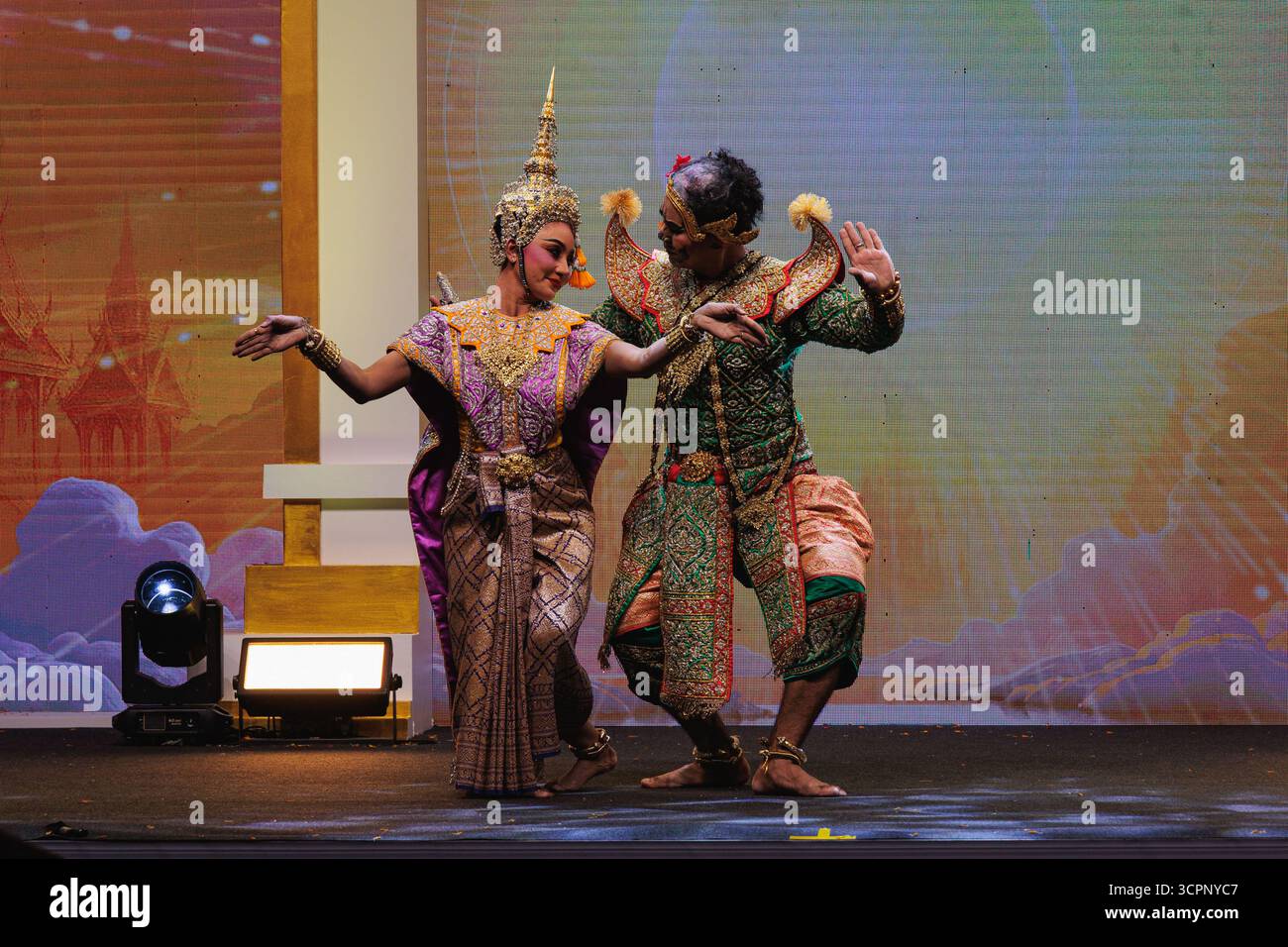 Bangkok, Thaïlande. 25 septembre 2025. Les artistes vus habillés comme le personnage fictif de l'épopée nationale thaïlandaise 'Ramakien' et interprétant la danse Khon dans le temple de Sutat pendant le Festival culturel thaïlandais. La danse Khon est un art de la scène qui combine des éléments musicaux, vocaux, littéraires, de danse, rituels et artisanaux. Crédit : SOPA images Limited/Alamy Live News Banque D'Images