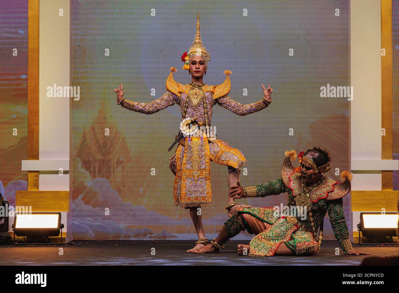 Bangkok, Thaïlande. 25 septembre 2025. Les artistes vus habillés comme le personnage fictif de l'épopée nationale thaïlandaise 'Ramakien' et interprétant la danse Khon dans le temple de Sutat pendant le Festival culturel thaïlandais. La danse Khon est un art de la scène qui combine des éléments musicaux, vocaux, littéraires, de danse, rituels et artisanaux. Crédit : SOPA images Limited/Alamy Live News Banque D'Images