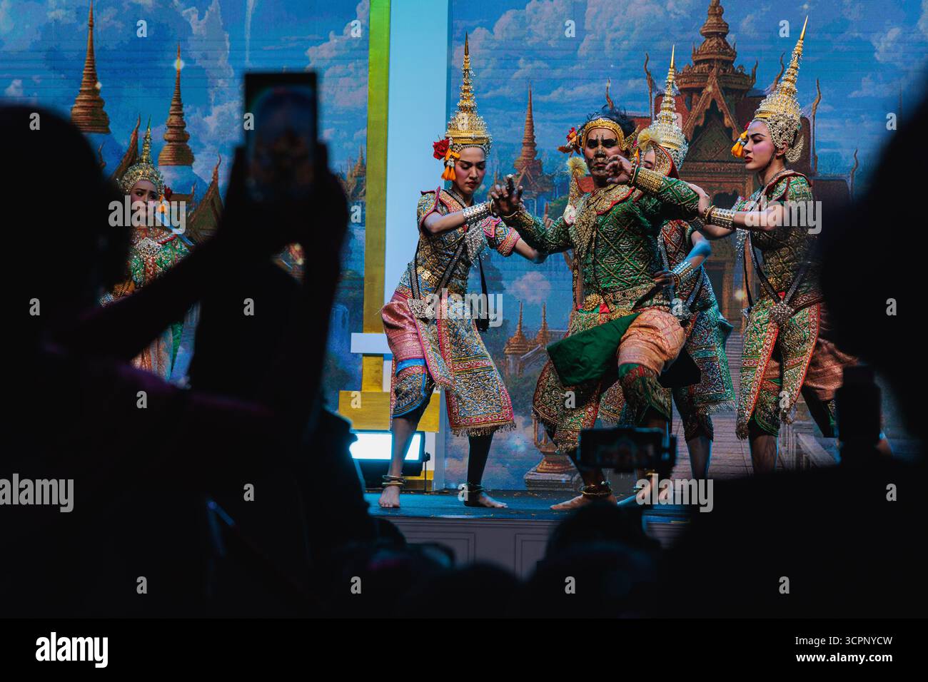 Bangkok, Thaïlande. 25 septembre 2025. Les artistes vus habillés comme le personnage fictif de l'épopée nationale thaïlandaise 'Ramakien' et interprétant la danse Khon dans le temple de Sutat pendant le Festival culturel thaïlandais. La danse Khon est un art de la scène qui combine des éléments musicaux, vocaux, littéraires, de danse, rituels et artisanaux. Crédit : SOPA images Limited/Alamy Live News Banque D'Images