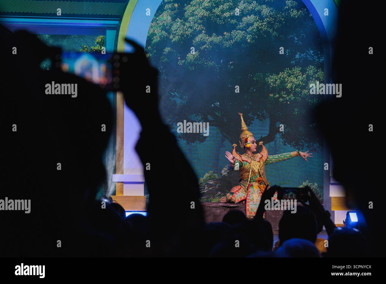 Bangkok, Thaïlande. 25 septembre 2025. Les artistes vus habillés comme le personnage fictif de l'épopée nationale thaïlandaise 'Ramakien' et interprétant la danse Khon dans le temple de Sutat pendant le Festival culturel thaïlandais. La danse Khon est un art de la scène qui combine des éléments musicaux, vocaux, littéraires, de danse, rituels et artisanaux. Crédit : SOPA images Limited/Alamy Live News Banque D'Images