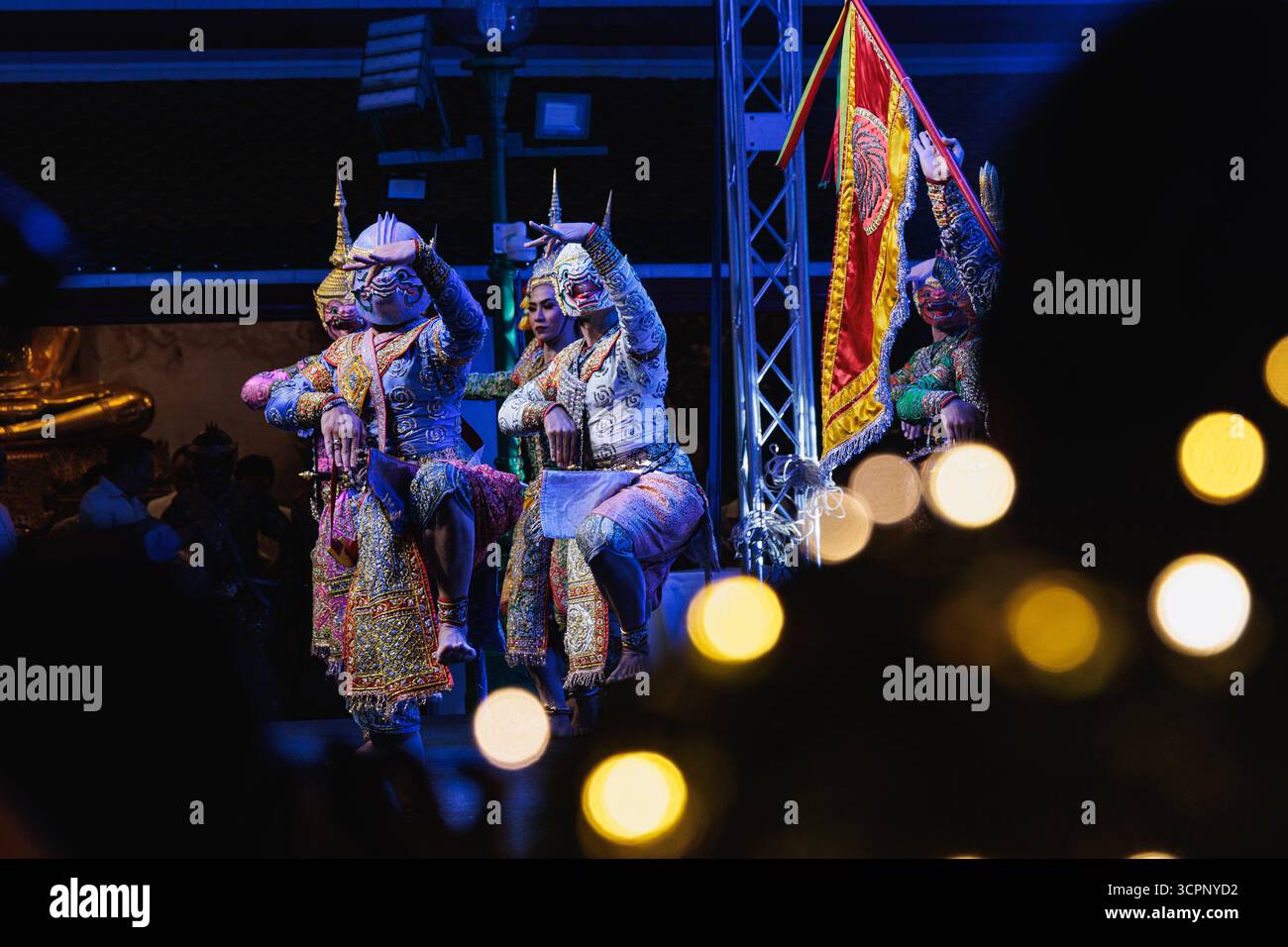 Bangkok, Thaïlande. 25 septembre 2025. Les artistes vus habillés comme le personnage fictif de l'épopée nationale thaïlandaise 'Ramakien' et interprétant la danse Khon dans le temple de Sutat pendant le Festival culturel thaïlandais. La danse Khon est un art de la scène qui combine des éléments musicaux, vocaux, littéraires, de danse, rituels et artisanaux. Crédit : SOPA images Limited/Alamy Live News Banque D'Images