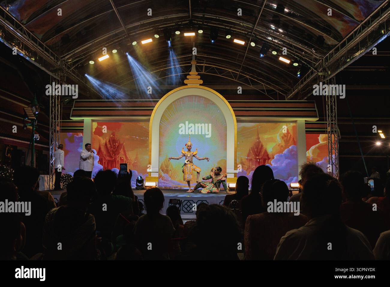 Bangkok, Thaïlande. 25 septembre 2025. Les artistes vus habillés comme le personnage fictif de l'épopée nationale thaïlandaise 'Ramakien' et interprétant la danse Khon dans le temple de Sutat pendant le Festival culturel thaïlandais. La danse Khon est un art de la scène qui combine des éléments musicaux, vocaux, littéraires, de danse, rituels et artisanaux. Crédit : SOPA images Limited/Alamy Live News Banque D'Images