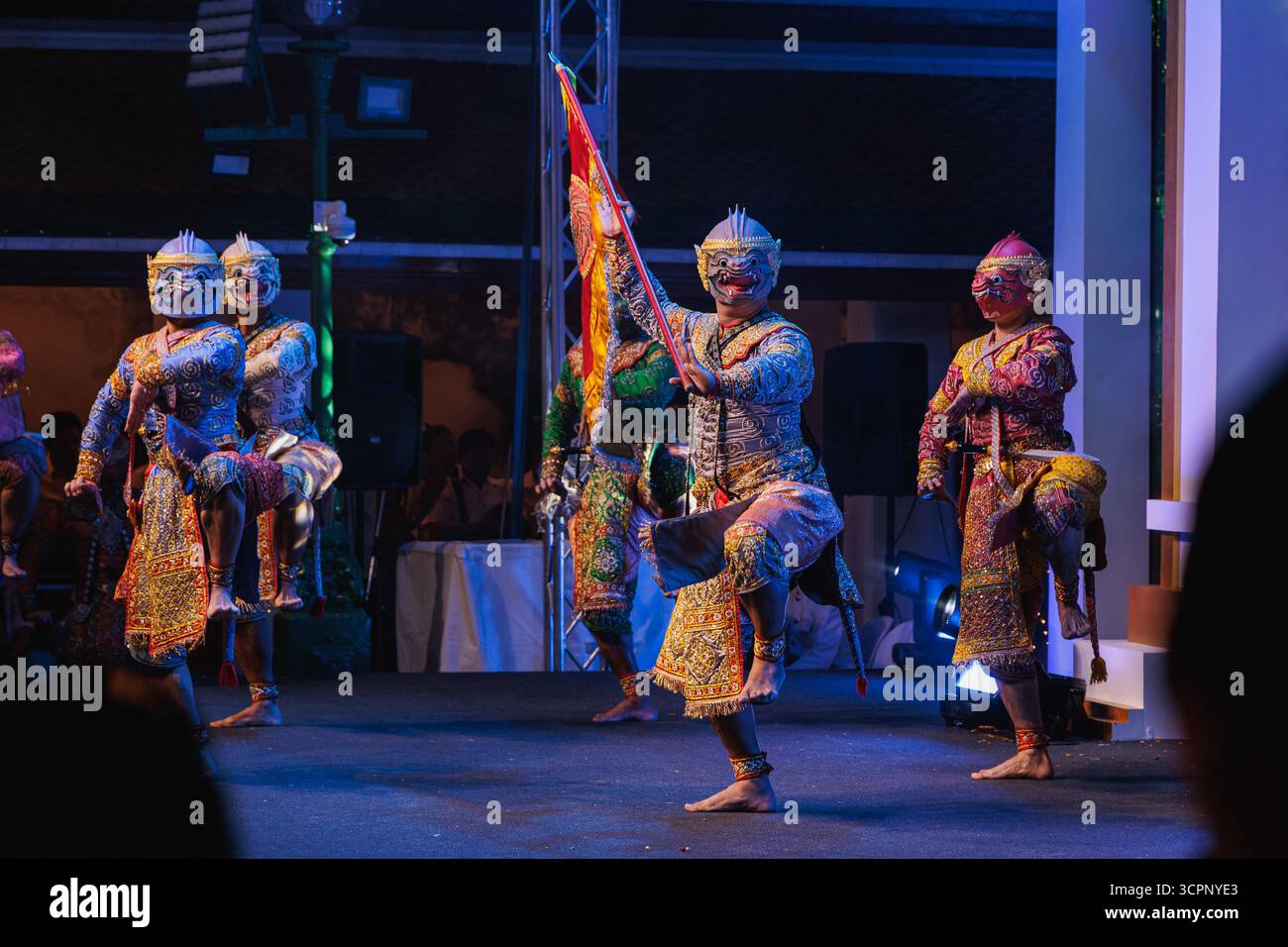 Bangkok, Thaïlande. 25 septembre 2025. Les artistes vus habillés comme le personnage fictif de l'épopée nationale thaïlandaise 'Ramakien' et interprétant la danse Khon dans le temple de Sutat pendant le Festival culturel thaïlandais. La danse Khon est un art de la scène qui combine des éléments musicaux, vocaux, littéraires, de danse, rituels et artisanaux. Crédit : SOPA images Limited/Alamy Live News Banque D'Images