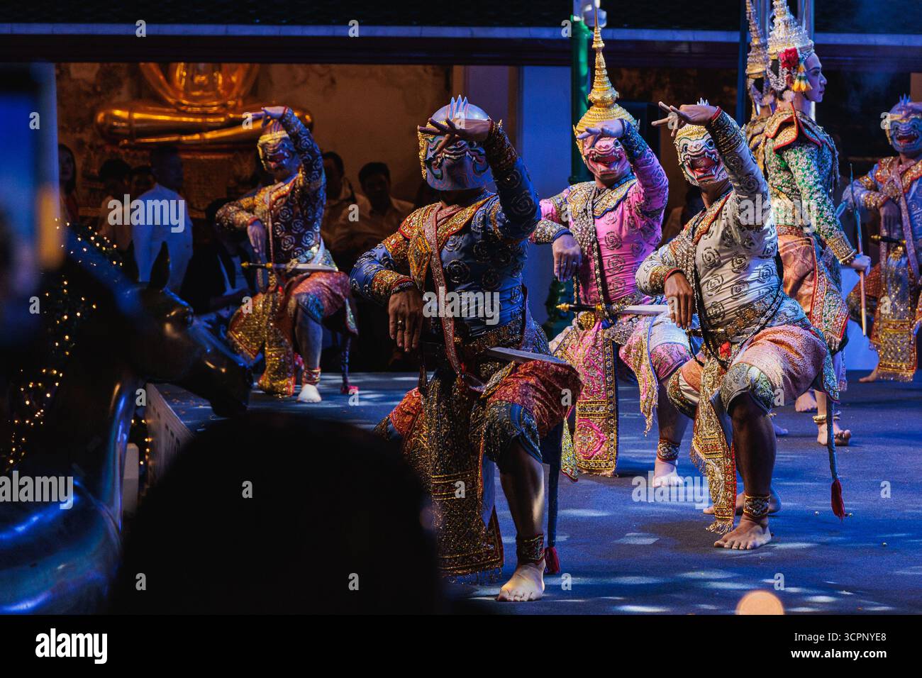 Bangkok, Thaïlande. 25 septembre 2025. Les artistes vus habillés comme le personnage fictif de l'épopée nationale thaïlandaise 'Ramakien' et interprétant la danse Khon dans le temple de Sutat pendant le Festival culturel thaïlandais. La danse Khon est un art de la scène qui combine des éléments musicaux, vocaux, littéraires, de danse, rituels et artisanaux. Crédit : SOPA images Limited/Alamy Live News Banque D'Images