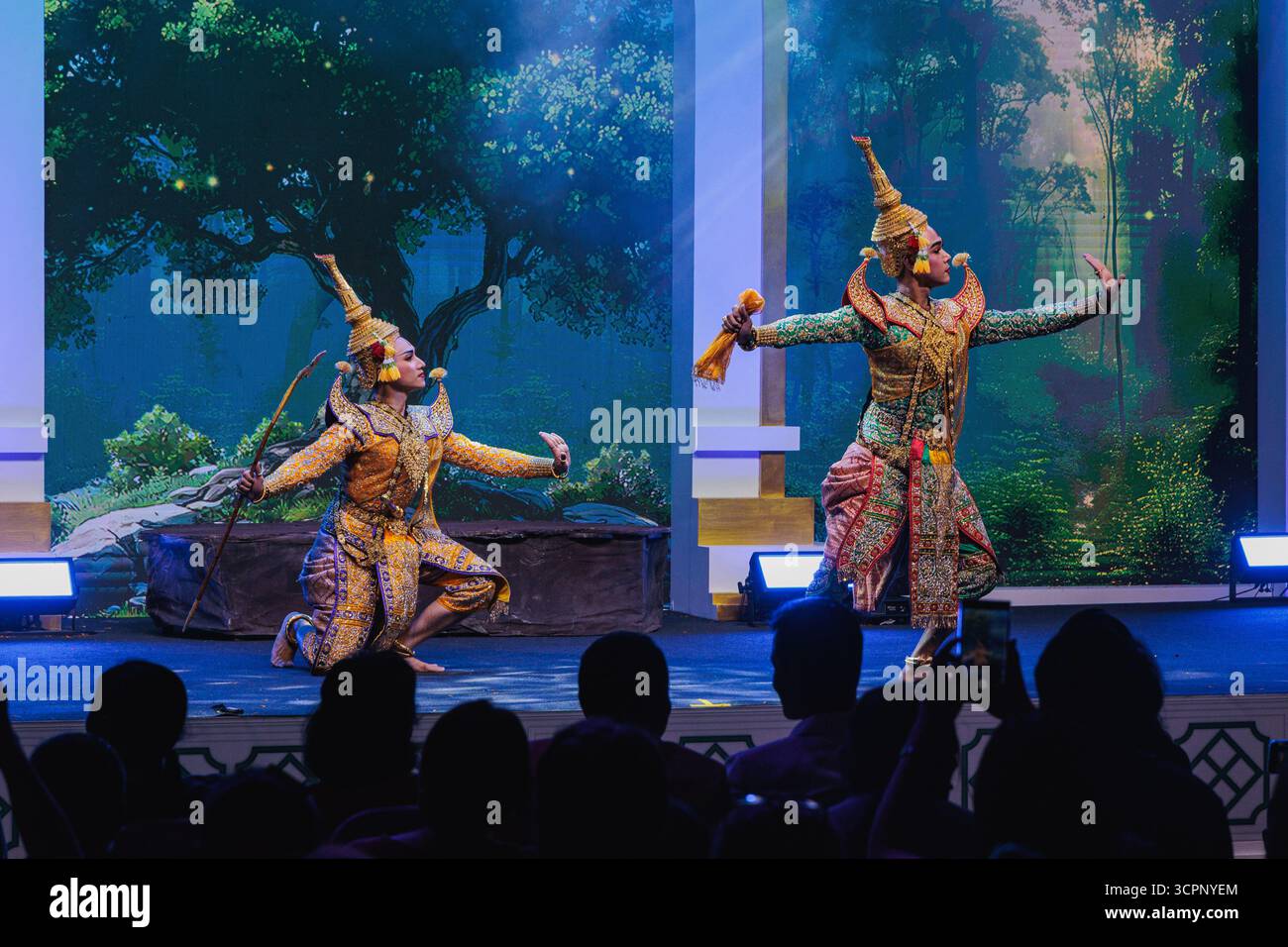 Bangkok, Thaïlande. 25 septembre 2025. Les artistes vus habillés comme le personnage fictif de l'épopée nationale thaïlandaise 'Ramakien' et interprétant la danse Khon dans le temple de Sutat pendant le Festival culturel thaïlandais. La danse Khon est un art de la scène qui combine des éléments musicaux, vocaux, littéraires, de danse, rituels et artisanaux. Crédit : SOPA images Limited/Alamy Live News Banque D'Images