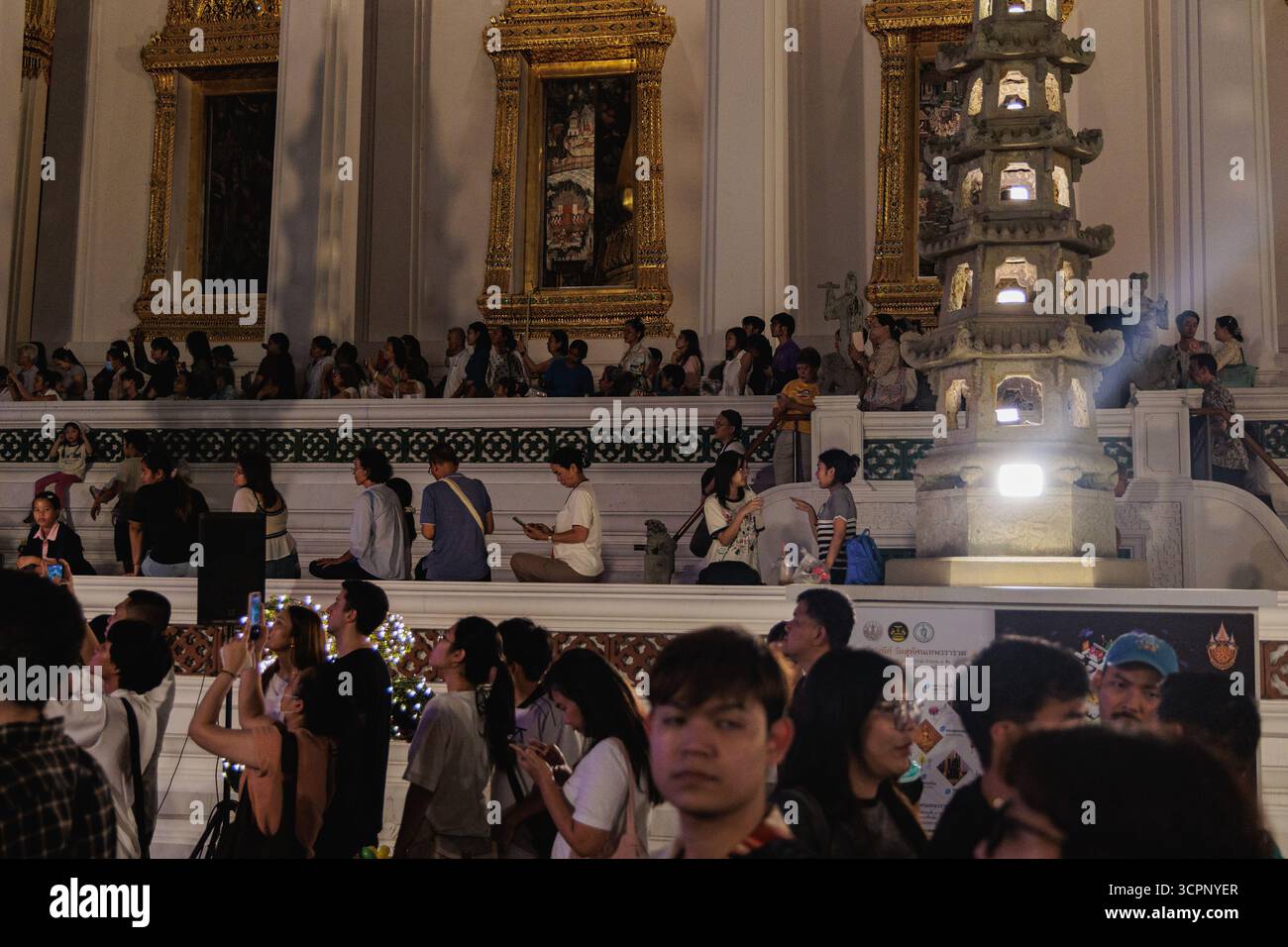 Bangkok, Thaïlande. 25 septembre 2025. Personnes vues dans le temple de Sutat (Wat Suthat) pendant le Festival culturel thaïlandais. La danse Khon est un art de la scène qui combine des éléments musicaux, vocaux, littéraires, de danse, rituels et artisanaux. Crédit : SOPA images Limited/Alamy Live News Banque D'Images