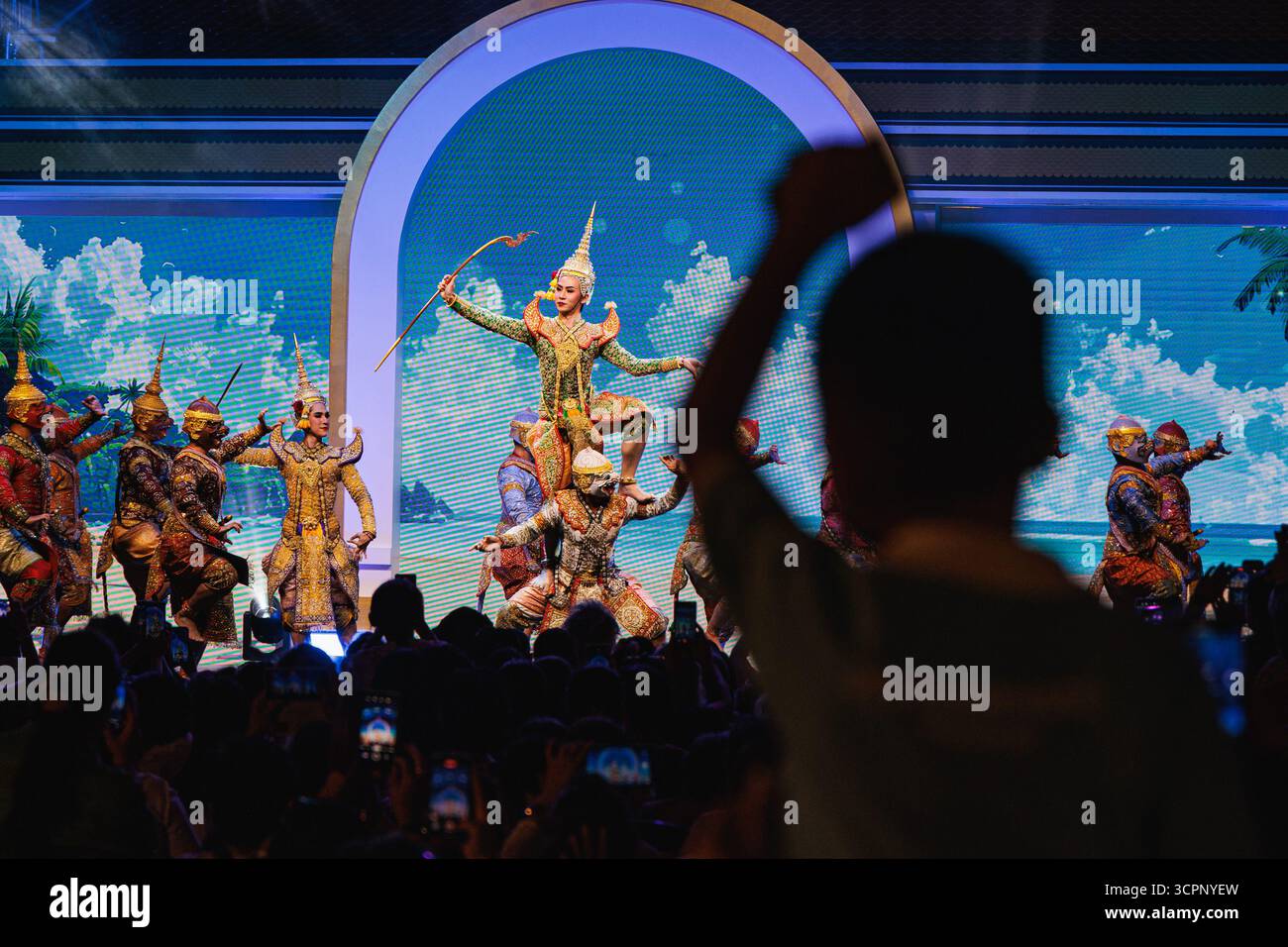 Bangkok, Thaïlande. 25 septembre 2025. Les artistes vus habillés comme le personnage fictif de l'épopée nationale thaïlandaise 'Ramakien' et interprétant la danse Khon dans le temple de Sutat pendant le Festival culturel thaïlandais. La danse Khon est un art de la scène qui combine des éléments musicaux, vocaux, littéraires, de danse, rituels et artisanaux. Crédit : SOPA images Limited/Alamy Live News Banque D'Images