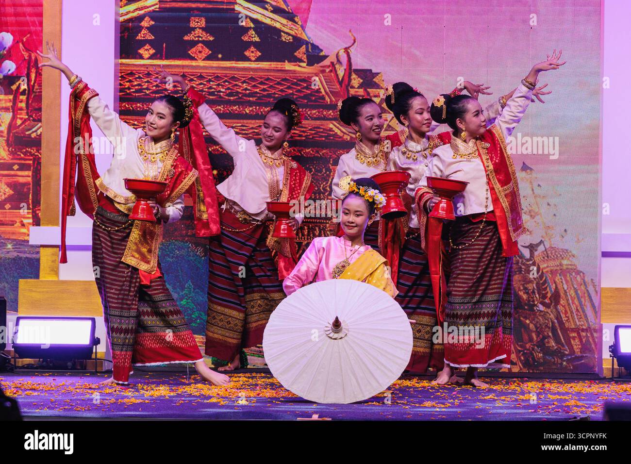 Bangkok, Thaïlande. 25 septembre 2025. Des artistes interprètes vus jouer la danse du nord de la Thaïlande dans le temple de Sutat pendant le Festival culturel thaïlandais. La danse Khon est un art de la scène qui combine des éléments musicaux, vocaux, littéraires, de danse, rituels et artisanaux. Crédit : SOPA images Limited/Alamy Live News Banque D'Images