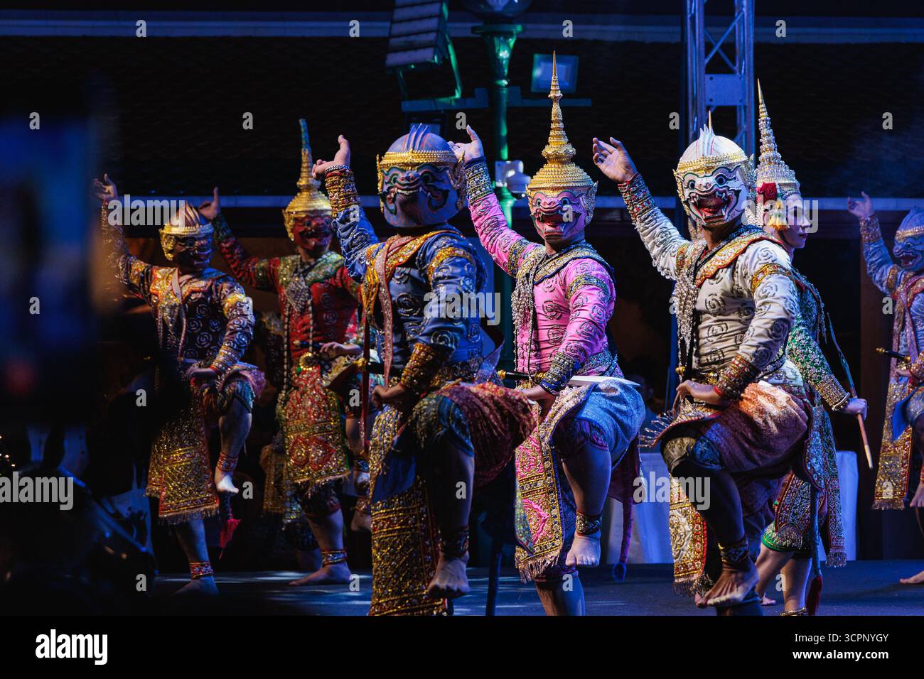 Bangkok, Thaïlande. 25 septembre 2025. Les artistes vus habillés comme le personnage fictif de l'épopée nationale thaïlandaise 'Ramakien' et interprétant la danse Khon dans le temple de Sutat pendant le Festival culturel thaïlandais. La danse Khon est un art de la scène qui combine des éléments musicaux, vocaux, littéraires, de danse, rituels et artisanaux. Crédit : SOPA images Limited/Alamy Live News Banque D'Images