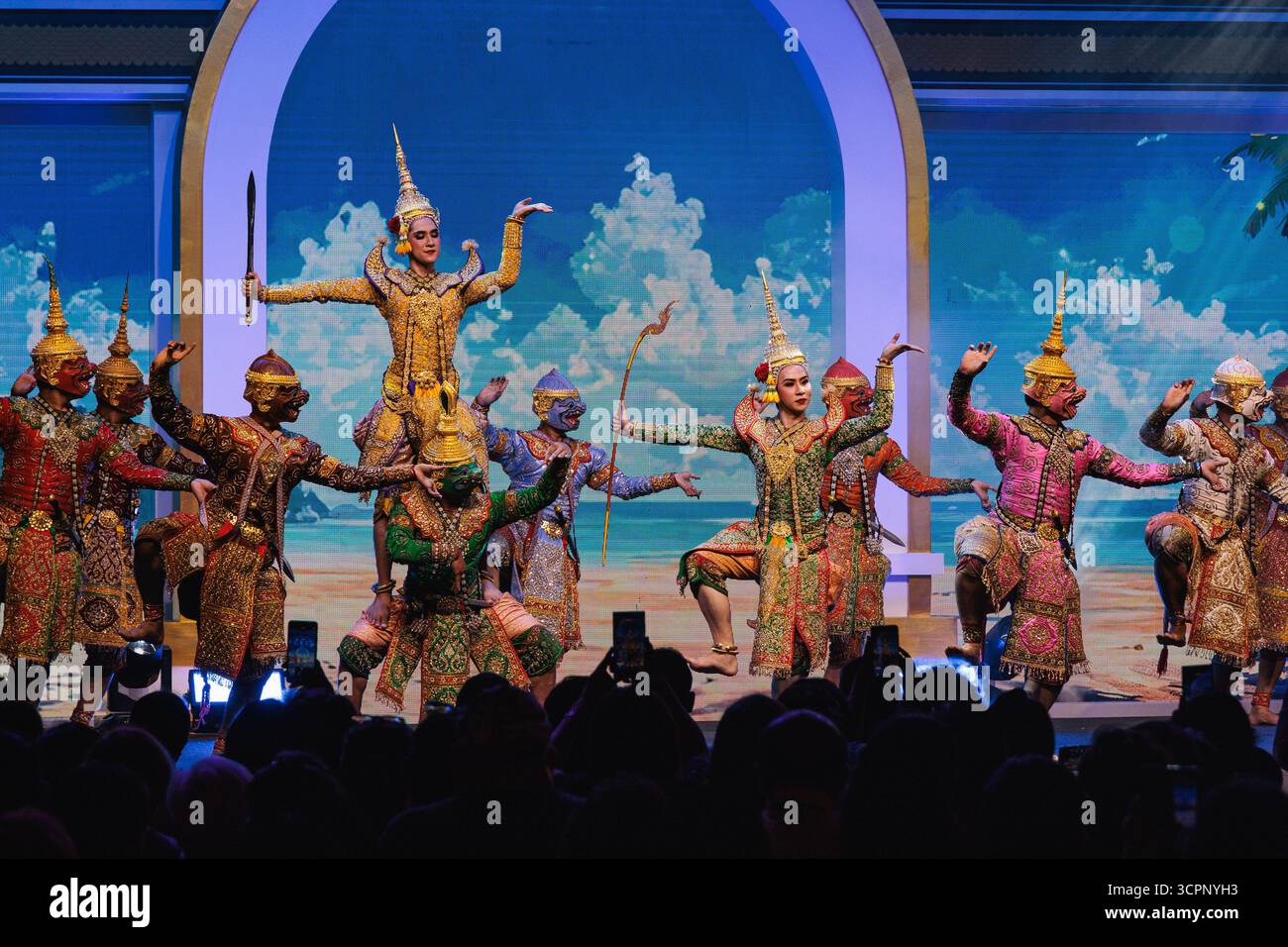 Bangkok, Thaïlande. 25 septembre 2025. Les artistes vus habillés comme le personnage fictif de l'épopée nationale thaïlandaise 'Ramakien' et interprétant la danse Khon dans le temple de Sutat pendant le Festival culturel thaïlandais. La danse Khon est un art de la scène qui combine des éléments musicaux, vocaux, littéraires, de danse, rituels et artisanaux. Crédit : SOPA images Limited/Alamy Live News Banque D'Images