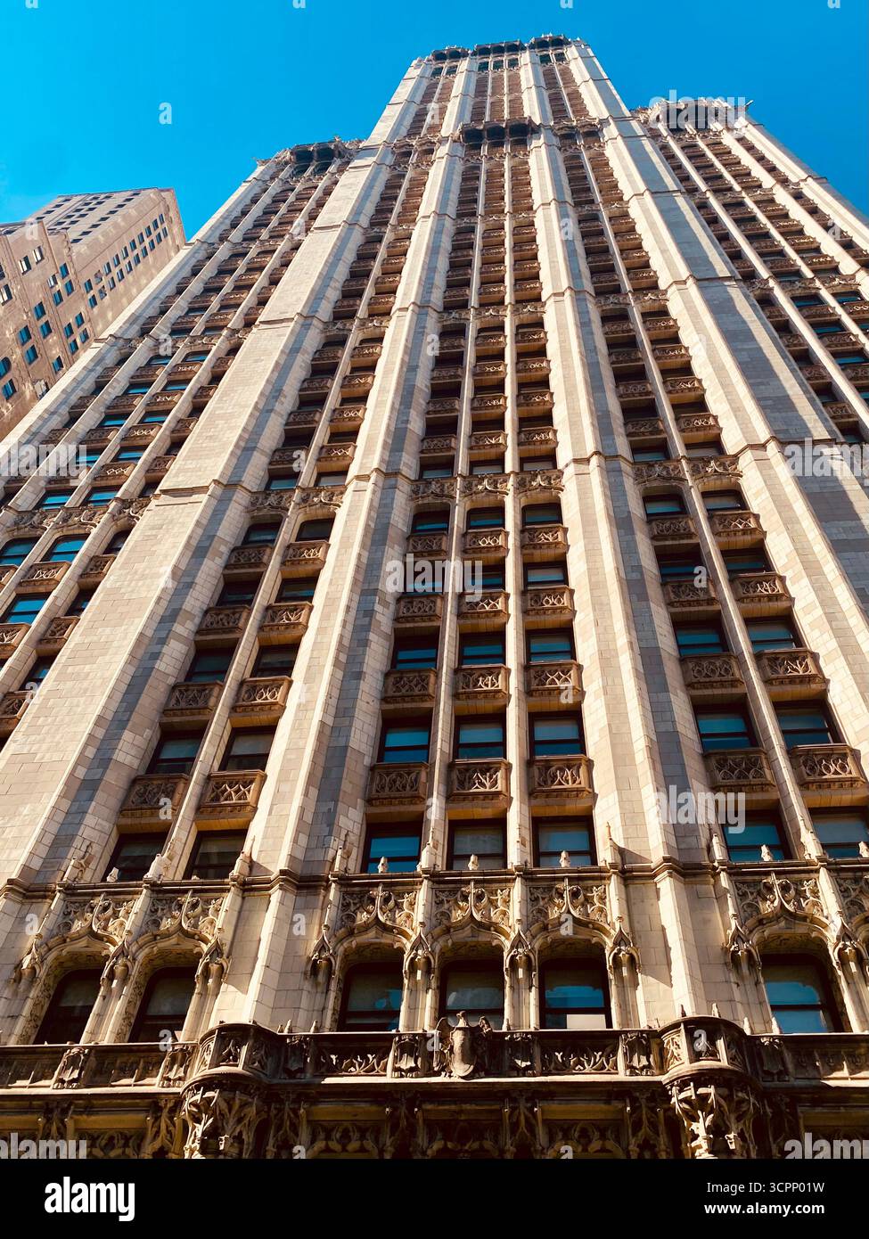 Gratte-ciel néo-gothique avec façade ornée vue de Low angle sous Blue Sky Banque D'Images
