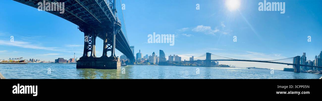 Vue panoramique sur les ponts de Manhattan et Brooklyn avec New York Skyline et One World Trade Center - Image de stock capturée avec un smartphone