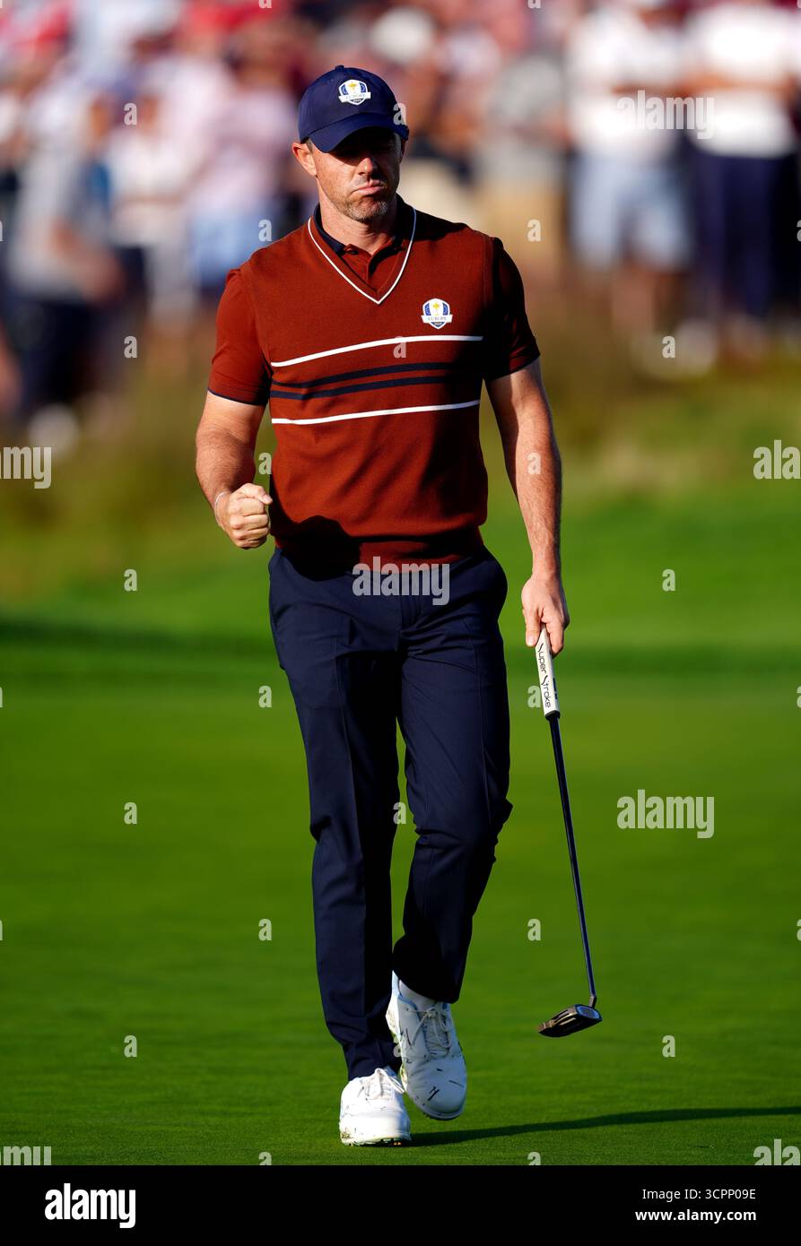 Rory McIlroy de Team Europe pendant les quarsomes du matin le deuxième jour de la Ryder Cup au Bethpage Black course, Farmingdale, New York. Date de la photo : samedi 27 septembre 2025. Banque D'Images