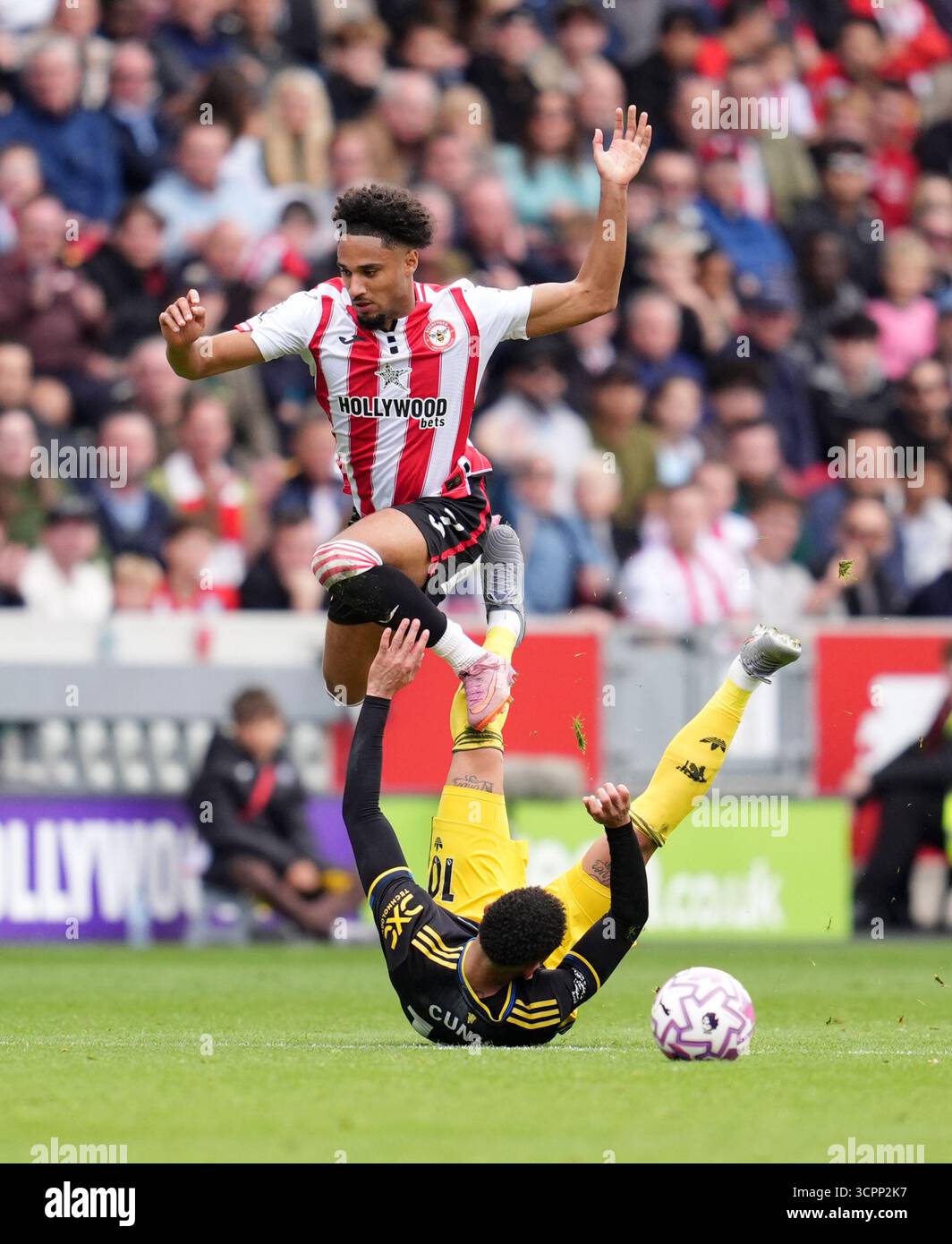 Kevin Schade de Brentford et Matheus Cunha de Manchester United se battent pour le ballon lors du premier League match au Gtech Community Stadium de Londres. Date de la photo : samedi 27 septembre 2025. Banque D'Images