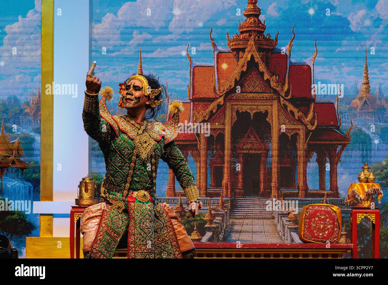 Bangkok, Thaïlande. 25 septembre 2025. Un artiste vu habillé comme le personnage fictif de l'épopée nationale thaïlandaise 'Ramakien' et exécutant la danse Khon dans le temple de Sutat pendant le Festival culturel thaïlandais. La danse Khon est un art de la scène qui combine des éléments musicaux, vocaux, littéraires, de danse, rituels et artisanaux. (Photo de Varuth Pongsapipatt/SOPA images/SIPA USA) crédit : SIPA USA/Alamy Live News Banque D'Images