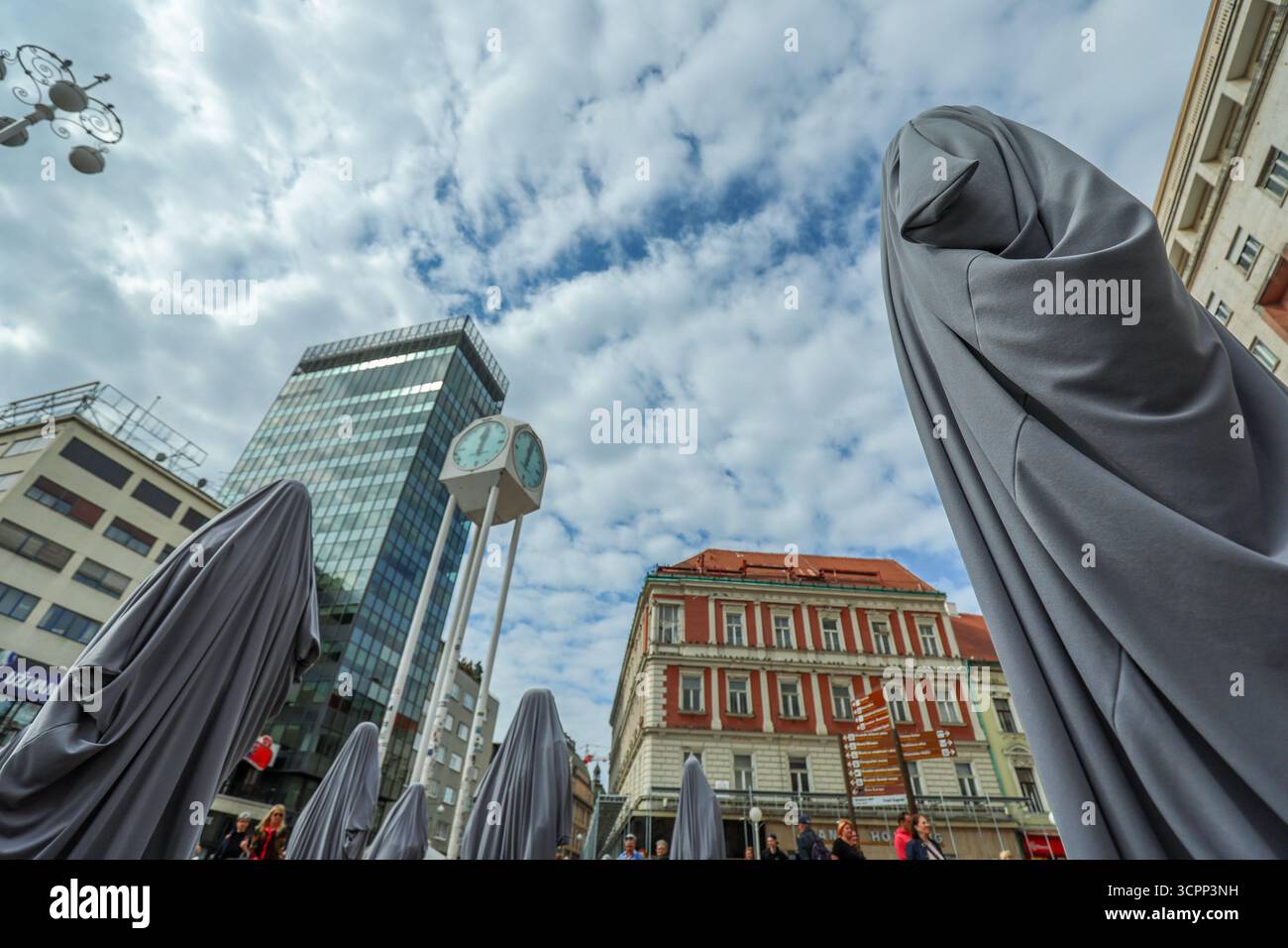 Zagreb, Croatie. 27 septembre 2025. Une performance artistique publique faisant référence à la performance de Aparición de l'artiste guatémaltèque Regina José Galindo a eu lieu sur la place Ban Josip Jelacic, à Zagreb, le 27 septembre 2025, Croatie crédit : Pixsell/Alamy Live News Banque D'Images