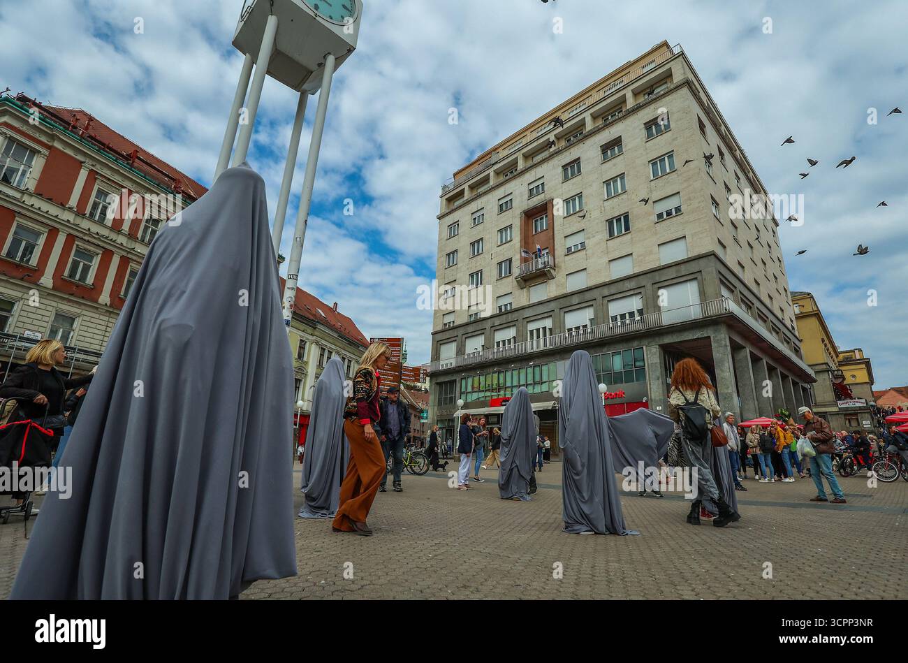 Zagreb, Croatie. 27 septembre 2025. Une performance artistique publique faisant référence à la performance de Aparición de l'artiste guatémaltèque Regina José Galindo a eu lieu sur la place Ban Josip Jelacic, à Zagreb, le 27 septembre 2025, Croatie crédit : Pixsell/Alamy Live News Banque D'Images