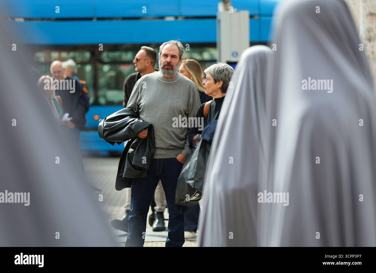 Zagreb, Croatie. 27 septembre 2025. Une performance artistique publique faisant référence à la performance de Aparición de l'artiste guatémaltèque Regina José Galindo a eu lieu sur la place Ban Josip Jelacic, à Zagreb, le 27 septembre 2025, Croatie crédit : Pixsell/Alamy Live News Banque D'Images