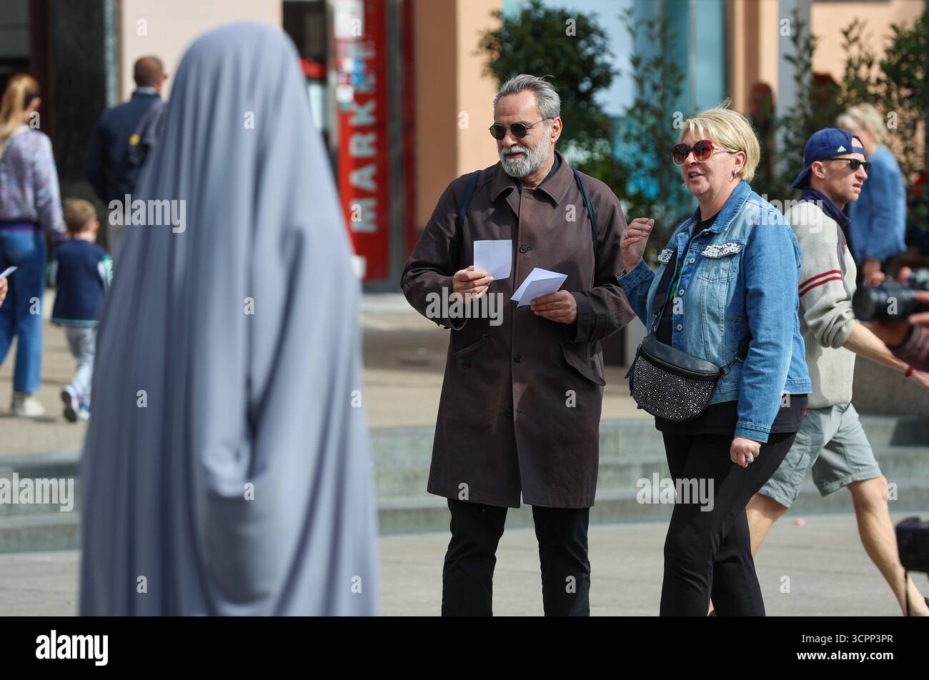 Zagreb, Croatie. 27 septembre 2025. Une performance artistique publique faisant référence à la performance de Aparición de l'artiste guatémaltèque Regina José Galindo a eu lieu sur la place Ban Josip Jelacic, à Zagreb, le 27 septembre 2025, Croatie crédit : Pixsell/Alamy Live News Banque D'Images
