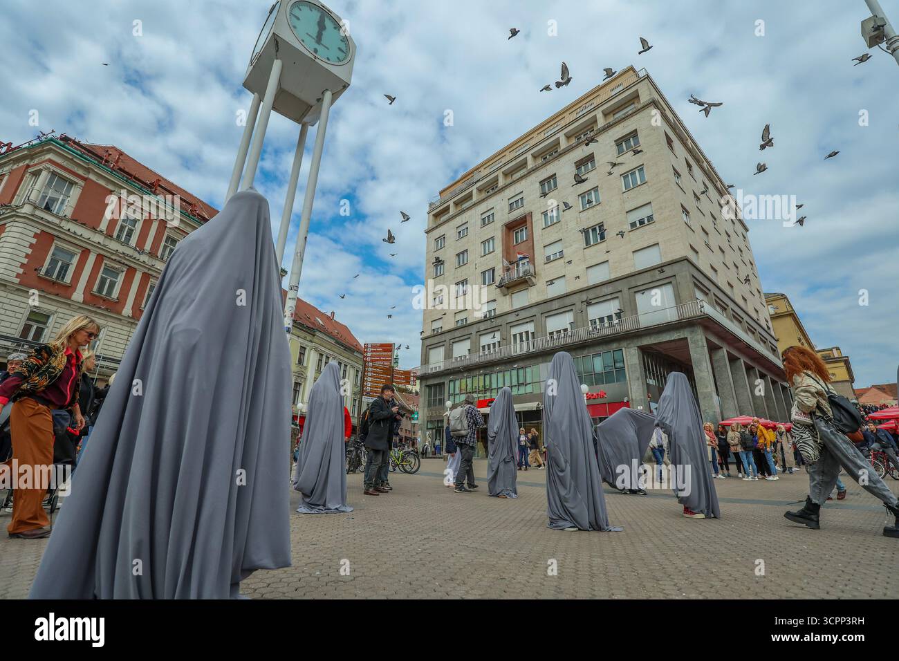 Zagreb, Croatie. 27 septembre 2025. Une performance artistique publique faisant référence à la performance de Aparición de l'artiste guatémaltèque Regina José Galindo a eu lieu sur la place Ban Josip Jelacic, à Zagreb, le 27 septembre 2025, Croatie crédit : Pixsell/Alamy Live News Banque D'Images