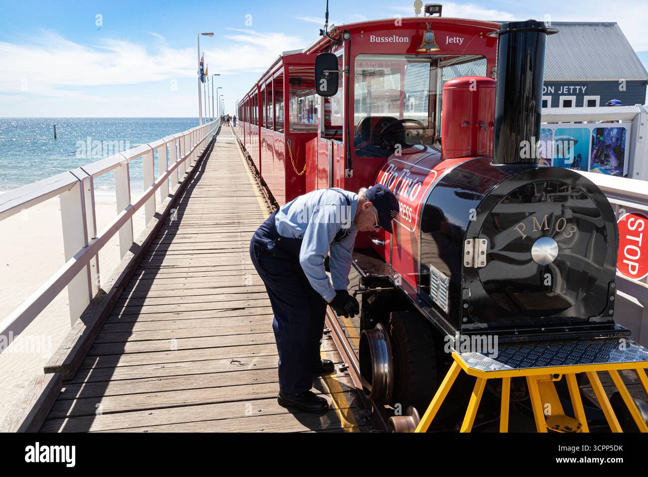 Le train à énergie solaire électrique le long de la jetée en bois du 19ème siècle de 1,841 km de long s'étendant dans l'océan Indien à Bussleton dans la région SW WA Banque D'Images