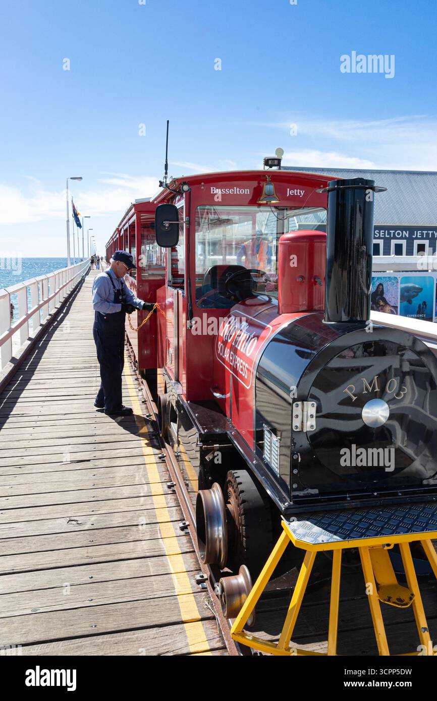 Le train à énergie solaire électrique le long de la jetée en bois du 19ème siècle de 1,841 km de long s'étendant dans l'océan Indien à Bussleton dans la région SW WA Banque D'Images